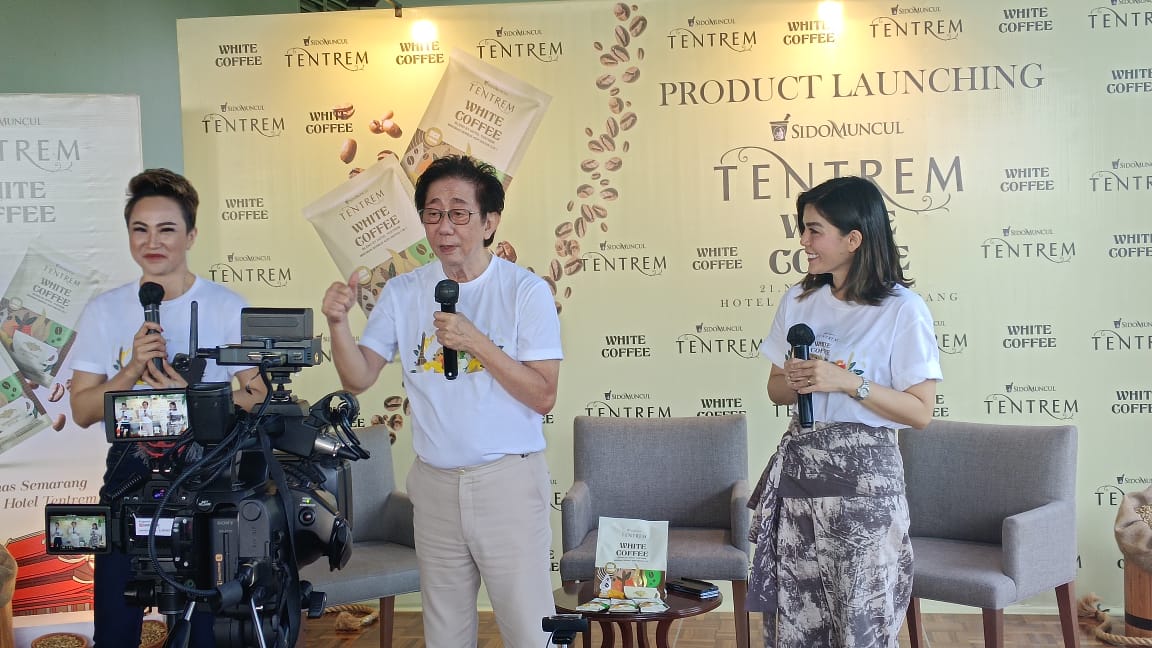 CEO Sido Muncul Irwan Hidayat (tengah) didampingi motivator Indonesia Merry Riyana (kanan) dan jurnalis senior Vristia. 