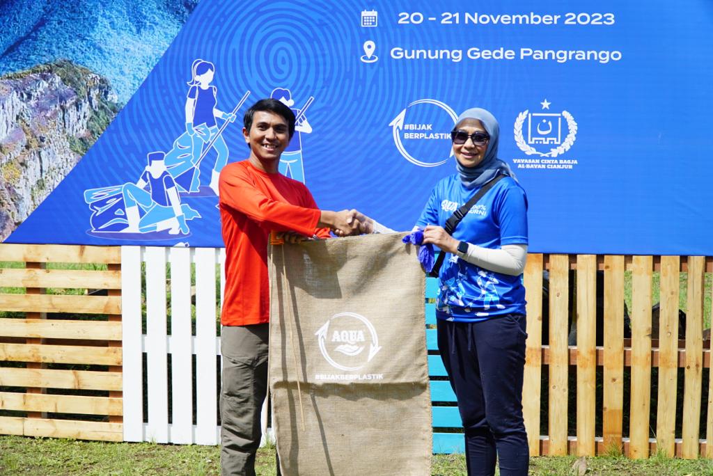 Danone-AQUA menyelenggarakan inisiatif #BijakBerplastik: Aksi Bersih Gunung Gede Pangrango pada 25-26 November 2023.