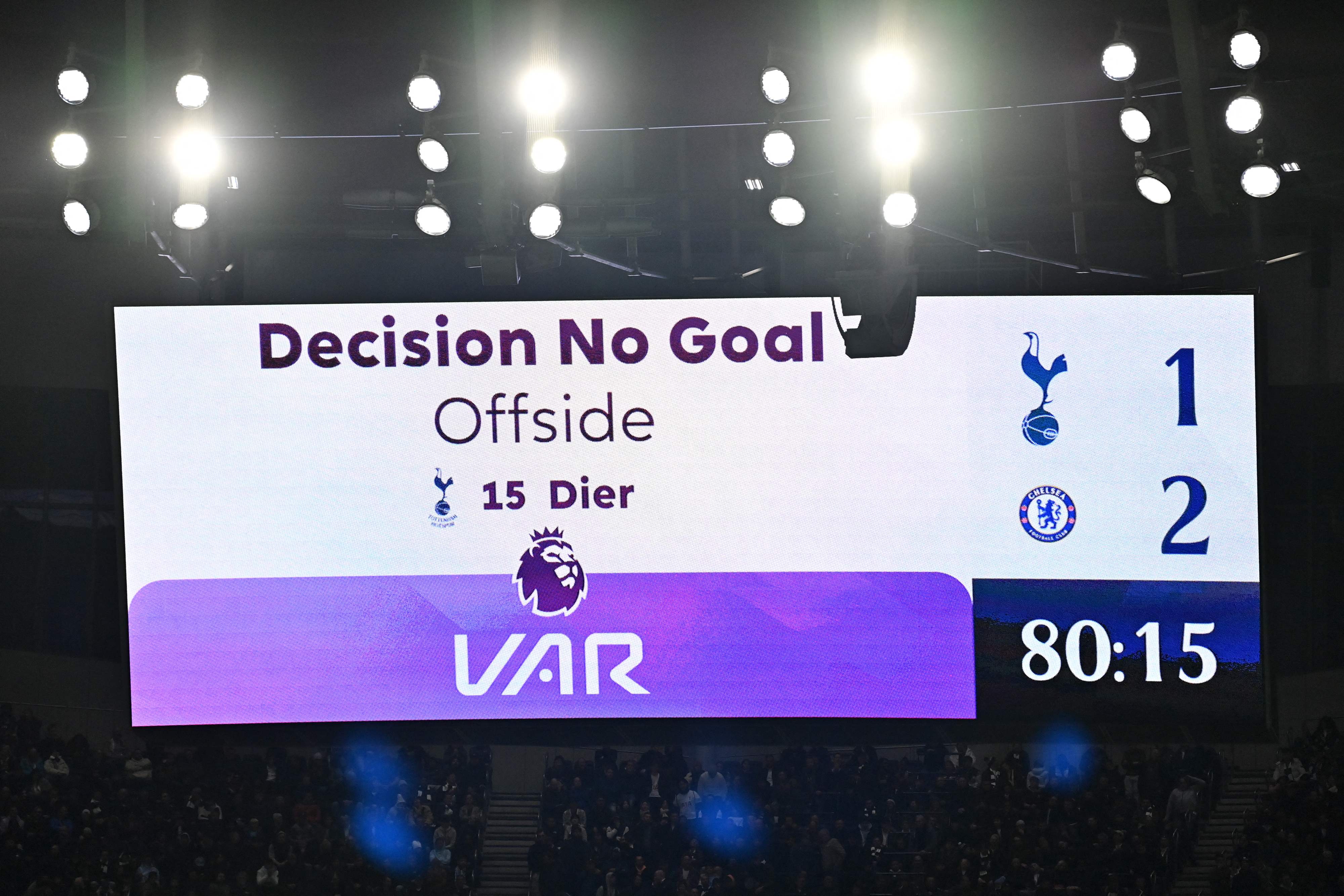 Layar VAR yang menampilkan informasi 'Tidak Ada Gol' dalam laga Tottenham Hotspur dan Chelsea pada 6 November 2023.
