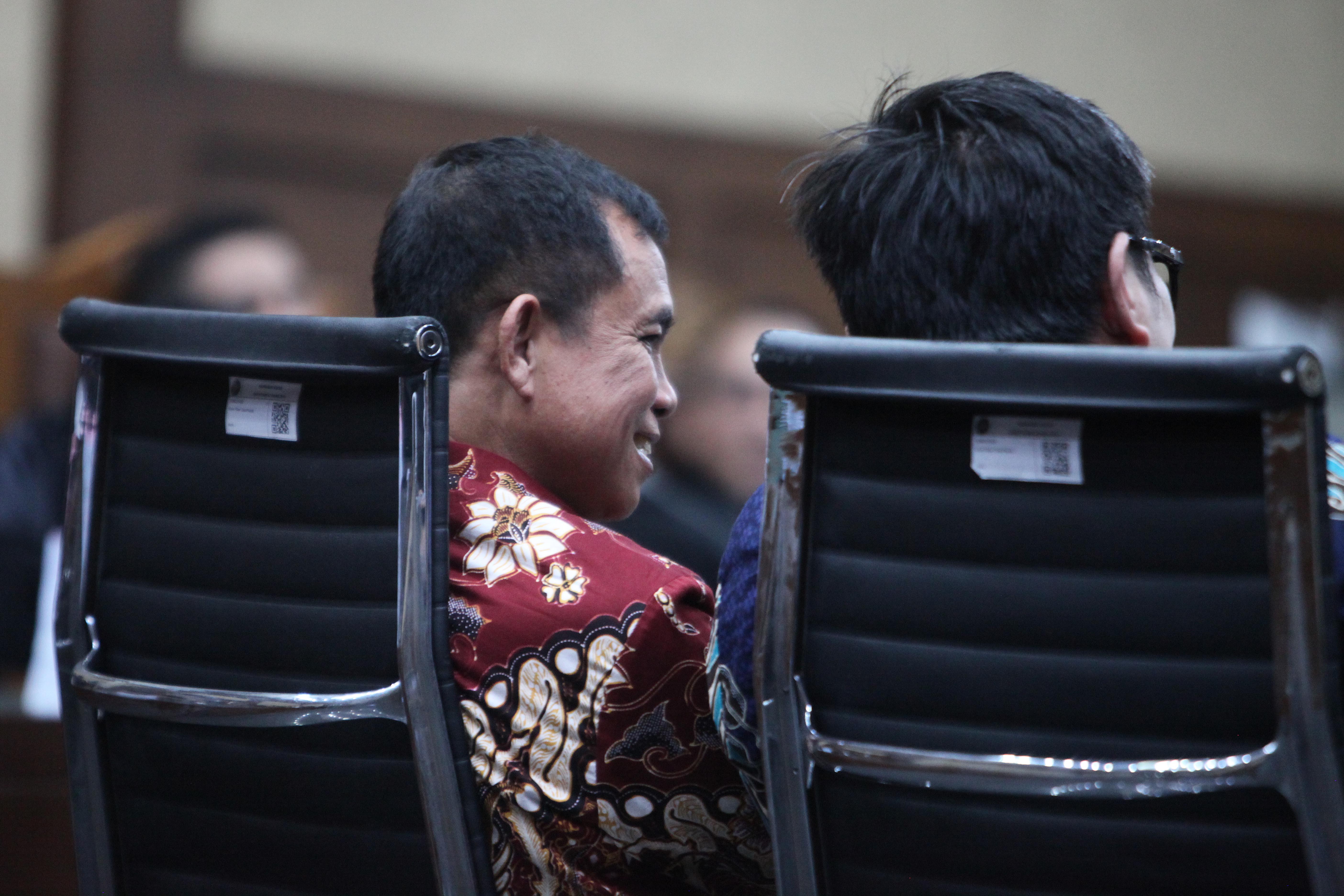 Terdakwa kasus dugaan korupsi pembangunan menara BTS 4G Dirut PT Mora Telematika Indonesia Galumbang Menak Simanjuntak (kiri) 