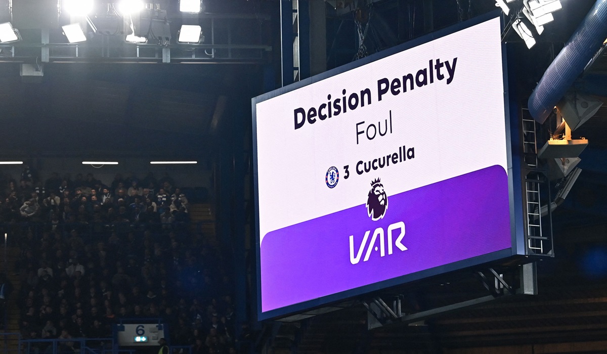 Ilustrasi--Penggunaan VAR di laga Liga Primer Inggris.