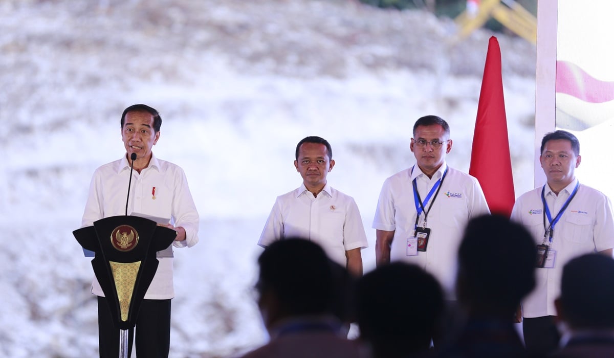 Presiden Joko Widodo meresmikan pabrik pupuk di Fakfak, Papua Barat.