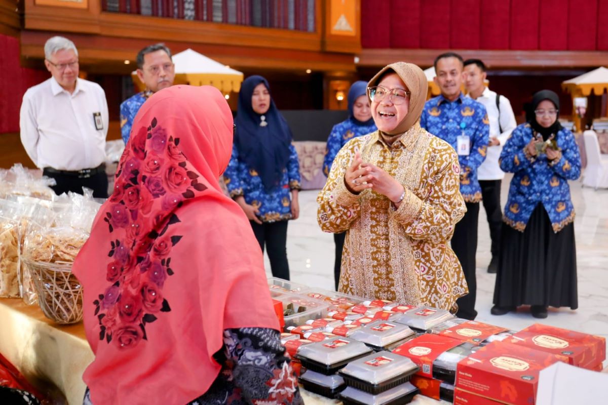 menteri Sosial Tri Rismaharini berdialog dengan penerima Program Pena.