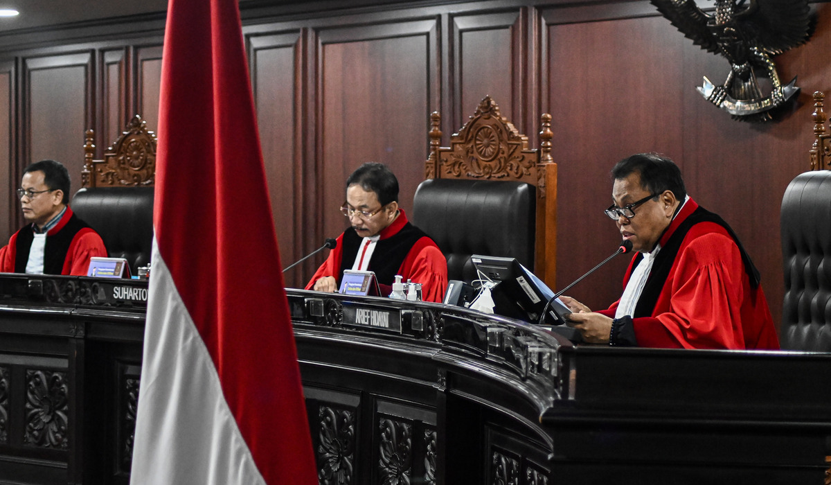 Hakim Ketua Mahkamah Konstitusi (MK) Suhartoyo (tengah) memimpin sidang uji materi di MK.