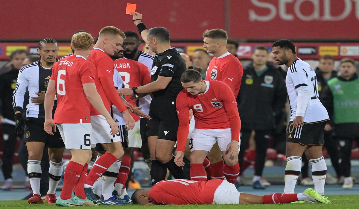 Wasit memberikan kartu merah kepada gelandang Jerman Leroy Sane di laga persahabatan melawan Austria