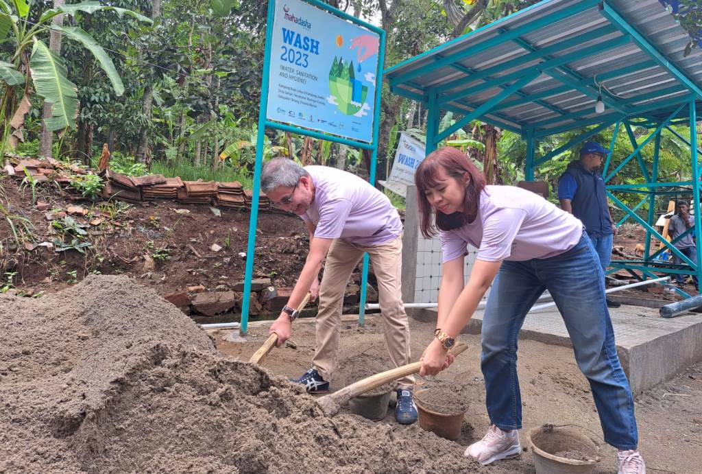 Direktur MahaDasha Saidinur Anwar (kiri) didampingi Corporate Communication Manager Rani Hartanti berpartisipasi pada CSR Program WASH 2023.