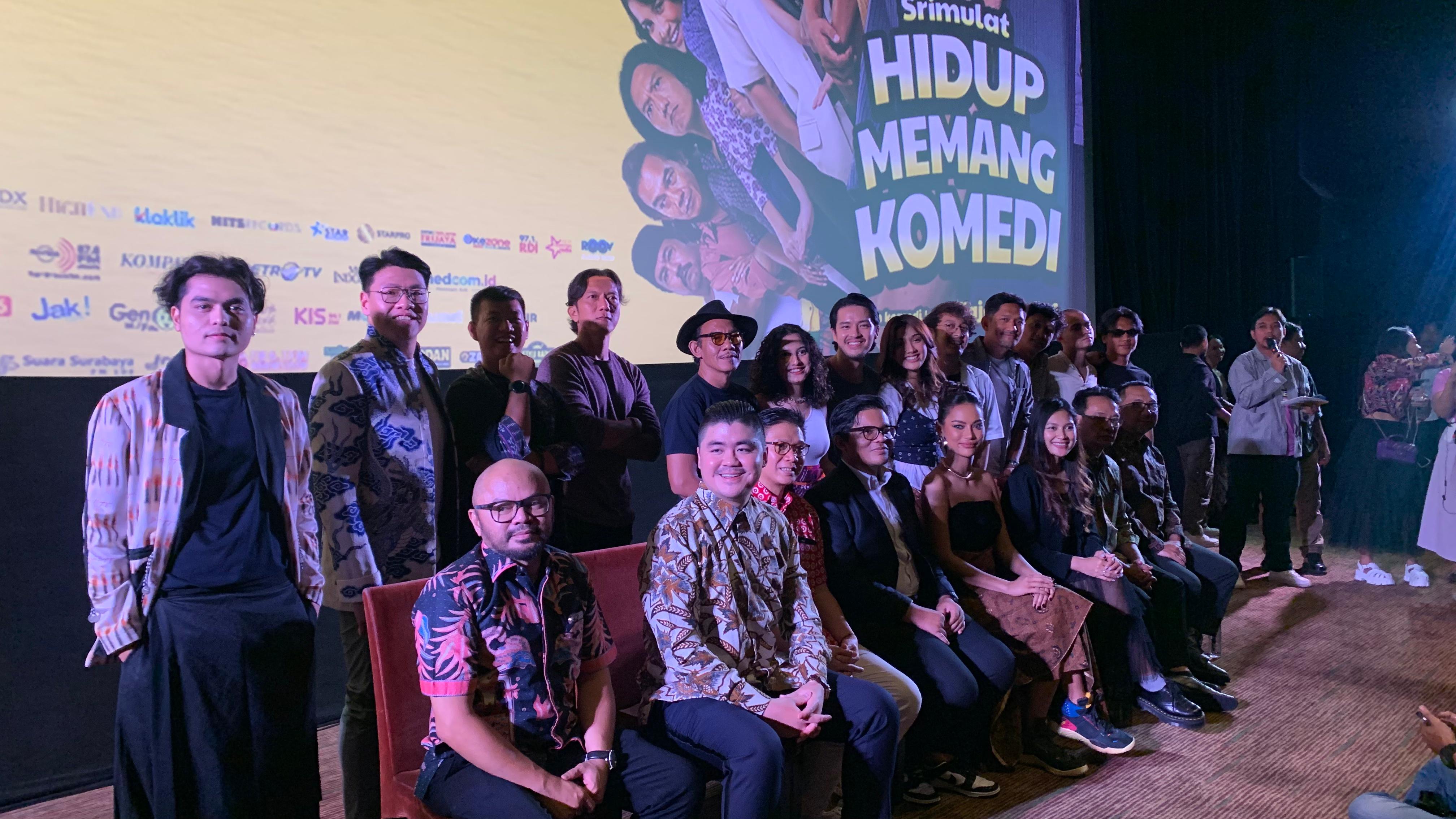 Film Srimulat: Hidup Memang Komedi mengikuti perjalanan grup lawak ini menggapai kesuksesan di Ibu Kota. 