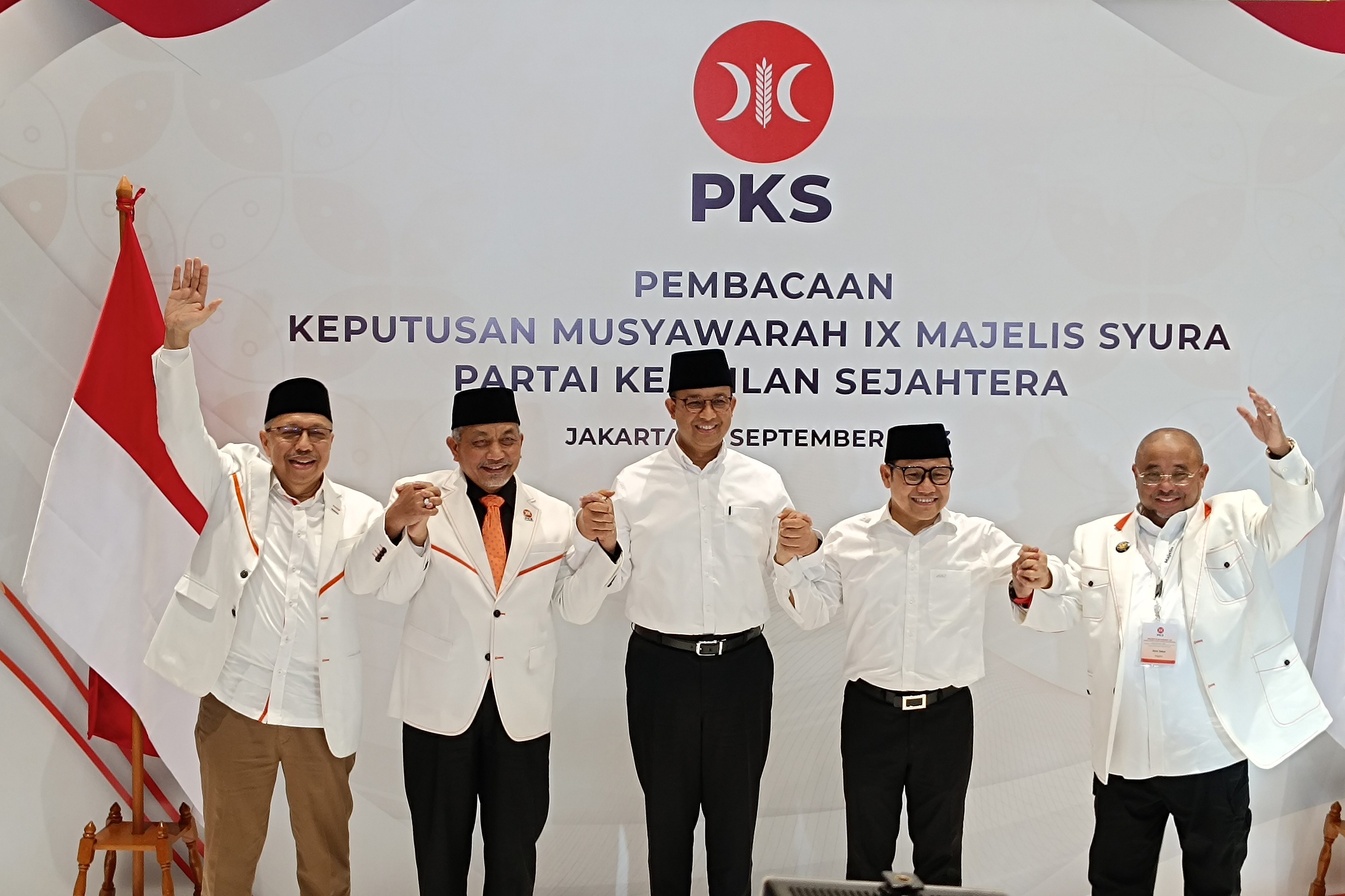Pasangan Anies Baswedan dan Muhaimin Iskandar bersama para pengurus PKS