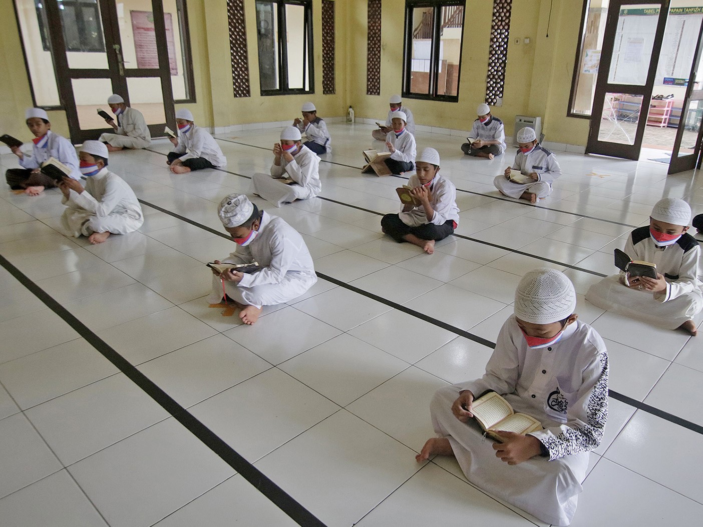 Sejumlah santri Pesantren Al-Kautsar melakukan tadarus Al-Quran bersama dengan menerapkan jaga jarak di Masjid Daarul Qu'ran, Cibinong.