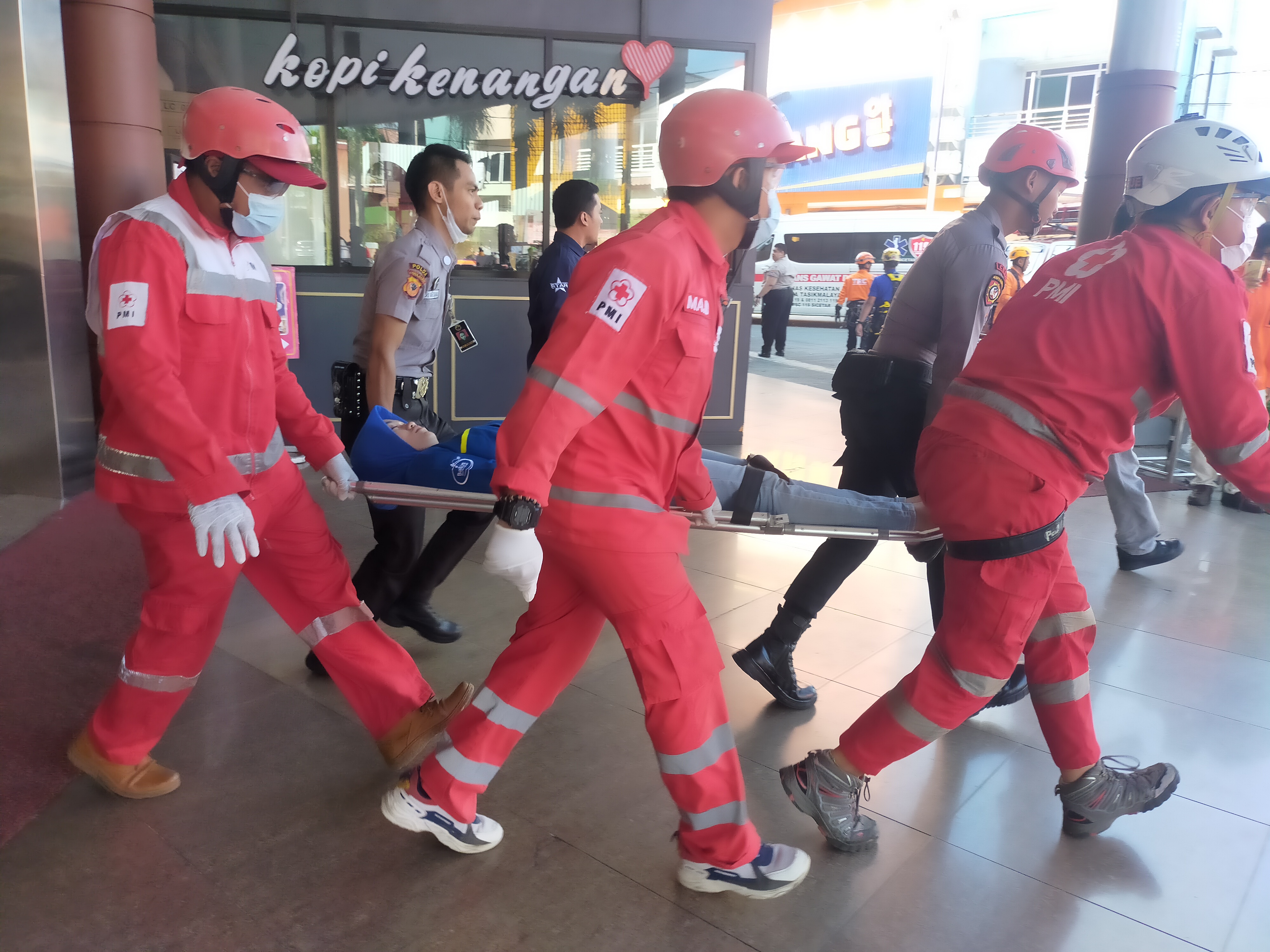 Sejumlah petugas mengikuti simulasi pelatihan penanggulangan bencana