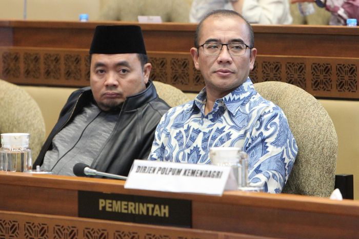 Ketua Komisi Pemilihan Umum (KPU) Hasyim Asyari (kanan) dalam rapat dengar pendapat di Senayan, Jakarta, Selasa (31/10). 