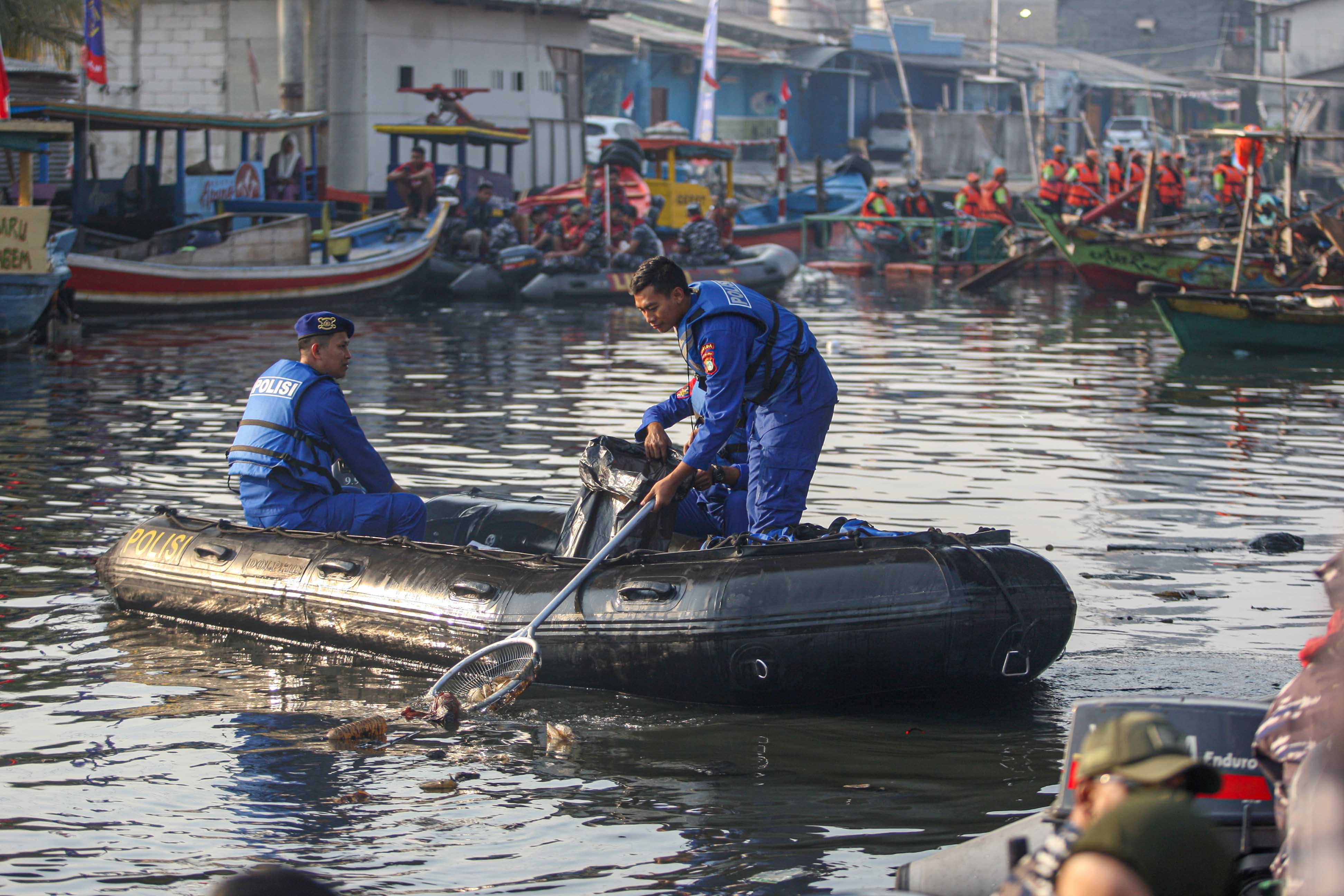 Ilustrasi. Personel gabungan TNI-AL, Polairud, PPSU, dan Pelajar membersihkan kali dari sampah plastik di hilir Sungai Cilincing, Jakarta.