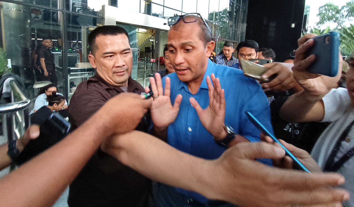 Wakil Menteri Hukum dan Hak Asasi Manusia (Wamenkumham) Edward Omar Sharif Hiariej (baju biru).