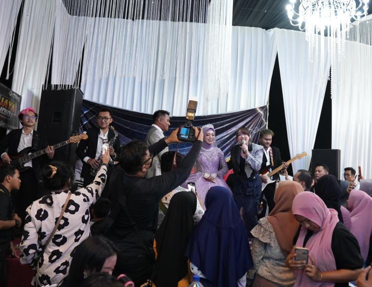 Heni Sasmita Putri yang merayakan pernikahan di Pasuruan, Jatim, sebagai pemenang “Wedding Impian Happy Asmara