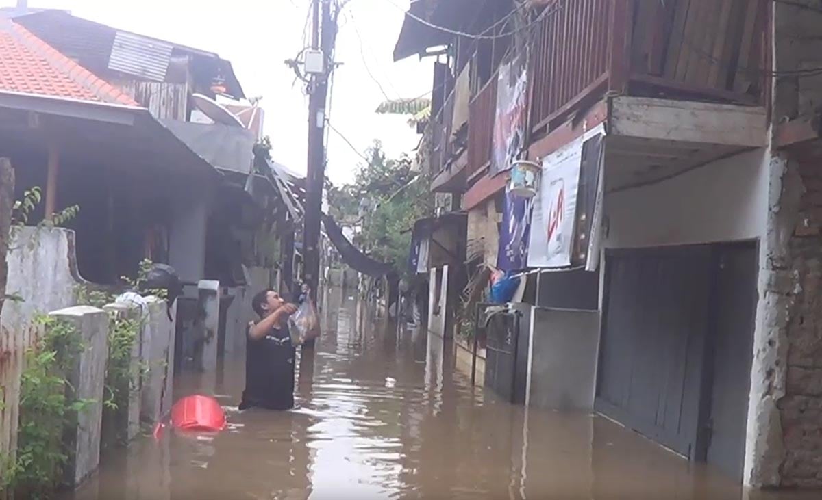 Perumahan warga kawasan Bidara Cina terendam banjir setinggi 1 meter akibat meluapnya air sungai Ciliwung.