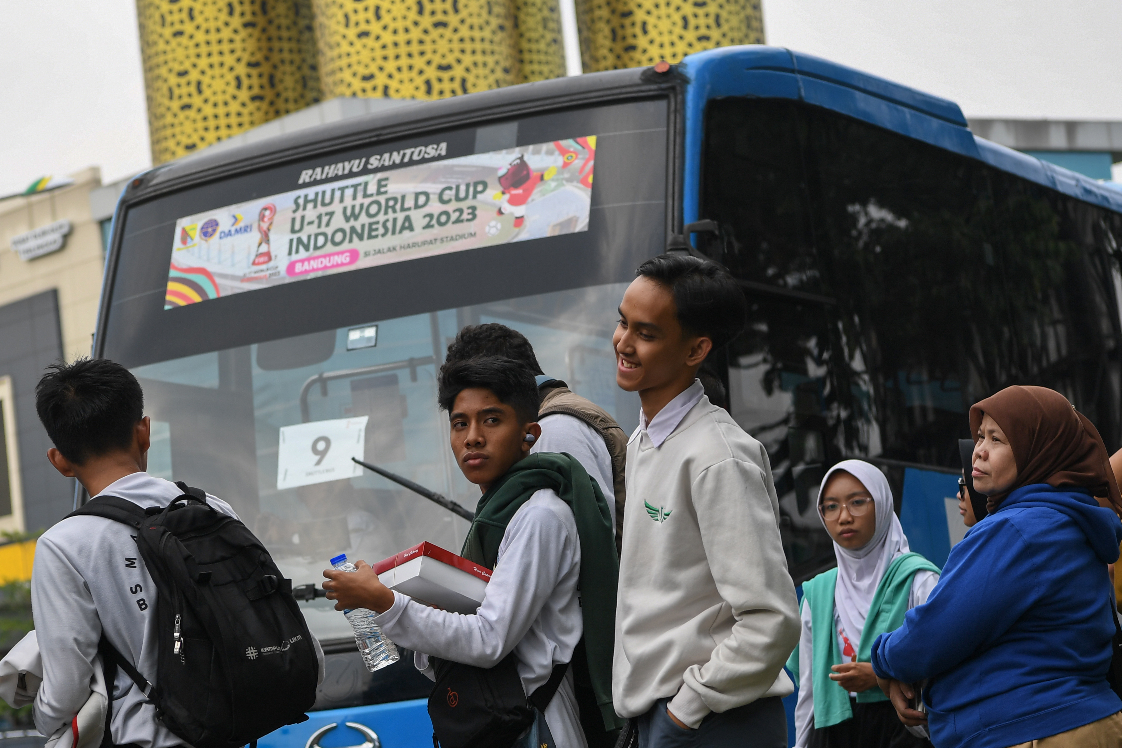 Penonton antre menaiki shuttle bus untuk menyaksikan Piala Dunia U-17 2023 di Gedong Budaya Soreang, Kabupaten Bandung