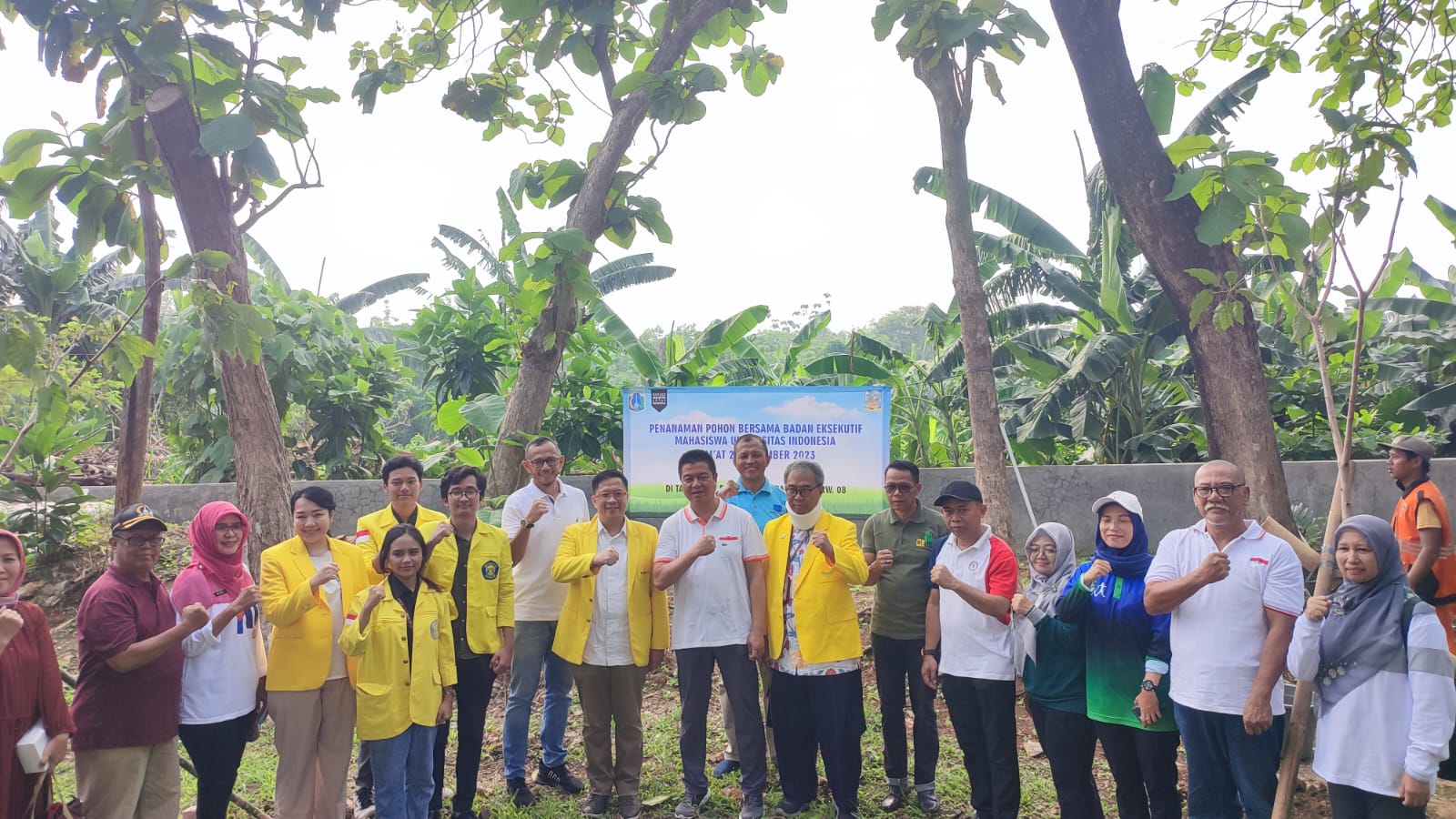 Aksi menanam 1000 pohon yang dilakukan ILUNI UI dan BEM UI di Pertukangan, Jaksel