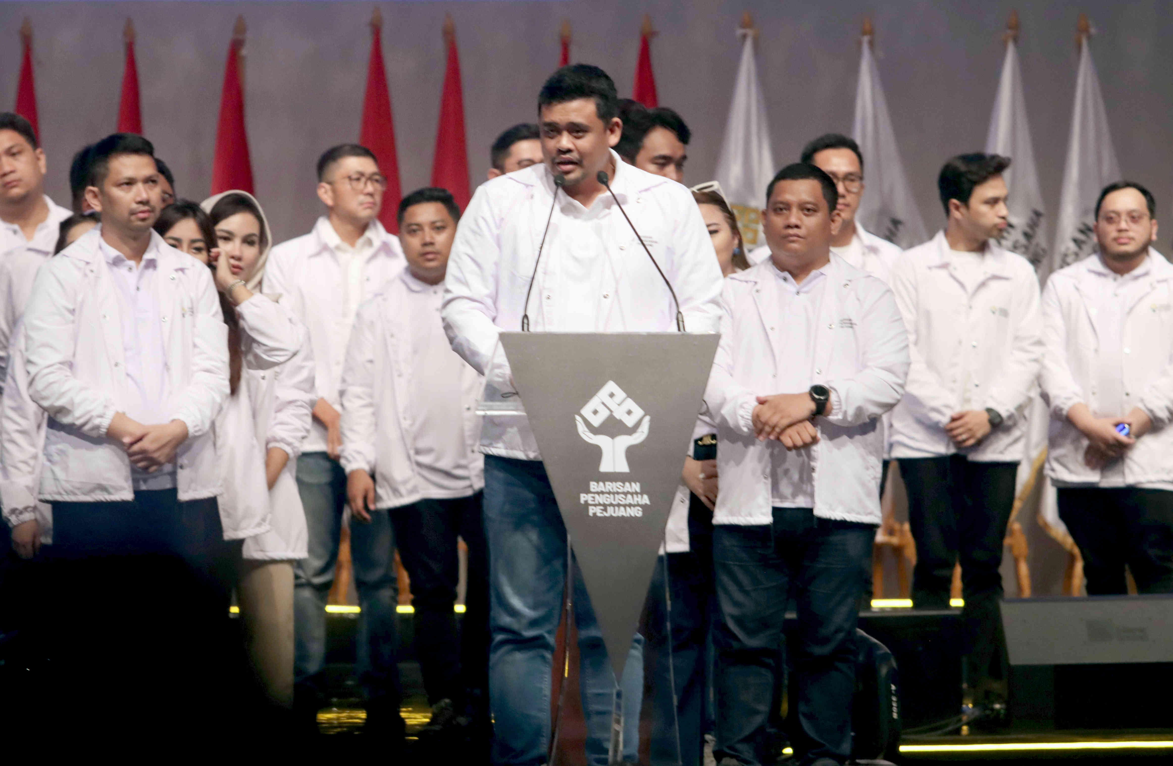 Bobby Nasution (tengah) saat deklarasi mendukung Prabowo-Gibran di Jakarta, Rabu (8/11).