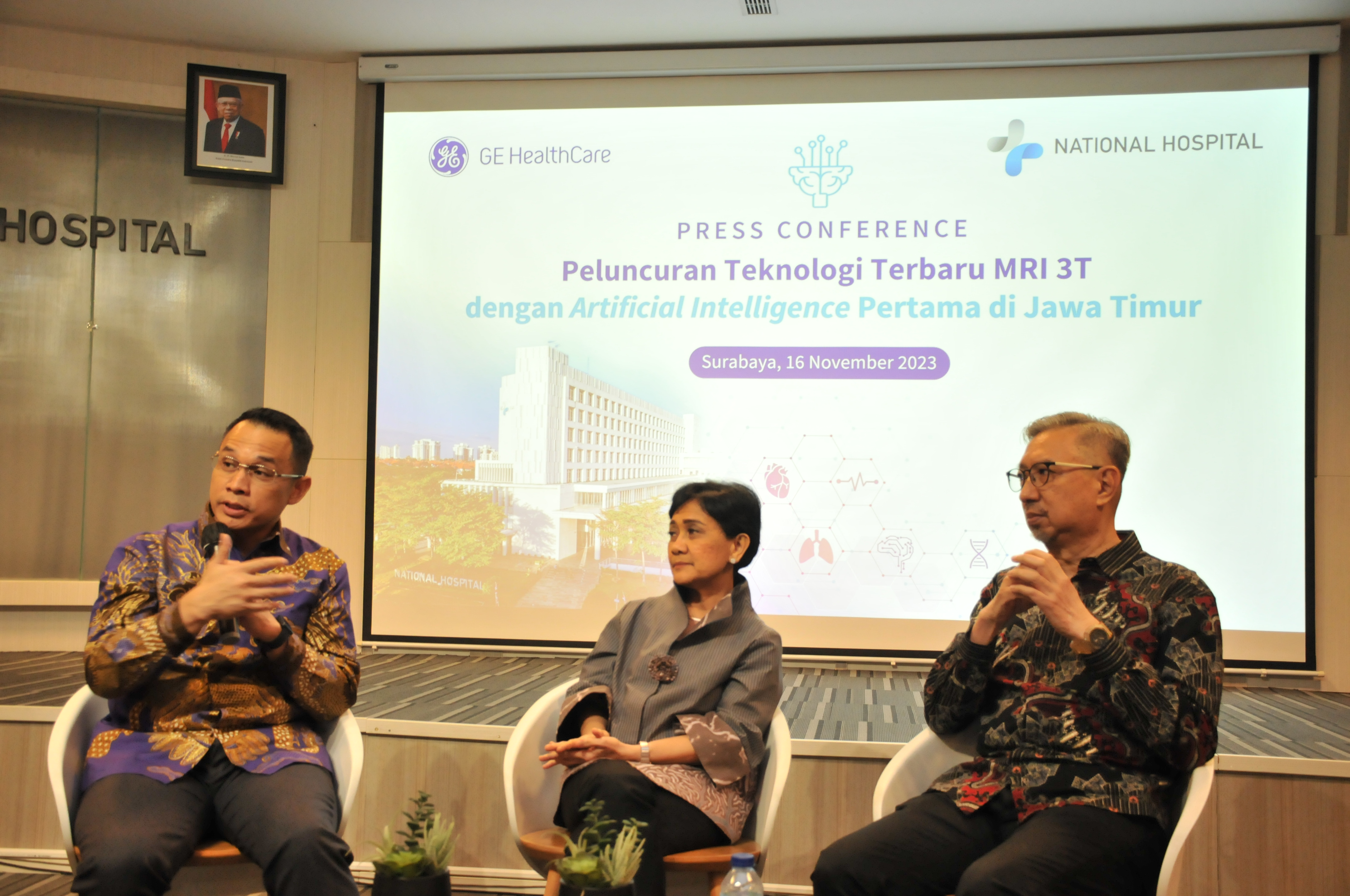 Konferensi pers peluncuran MRT 3T dengan Artificial Intelligence pertama di Jatim yang digelar di Surabaya, Kamis (16/11).