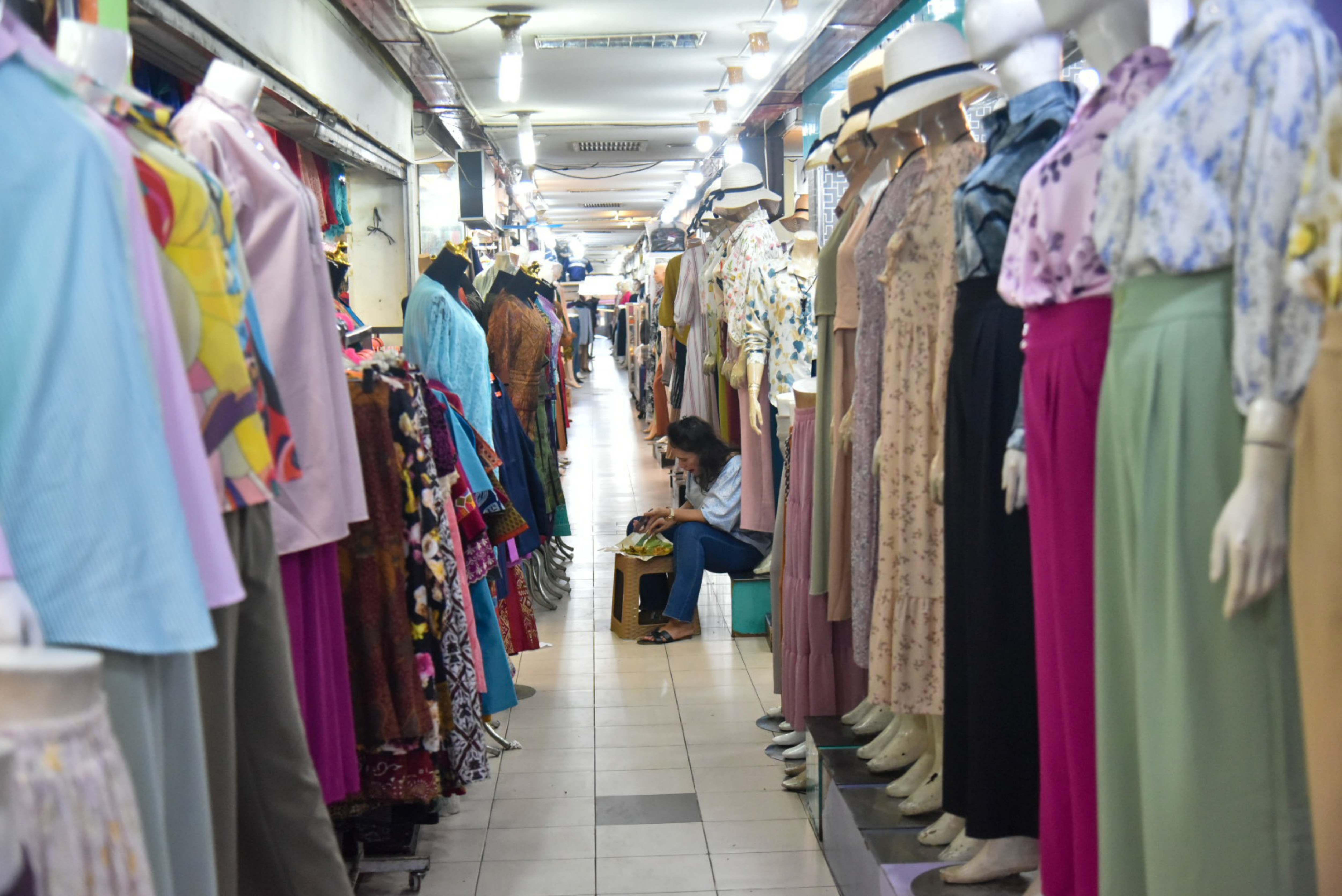  Pedagang toko pakaian menunggu pembeli di Pasar Petisah, Medan. Agar tidak resesi, konsumsi perlu terus didorong.