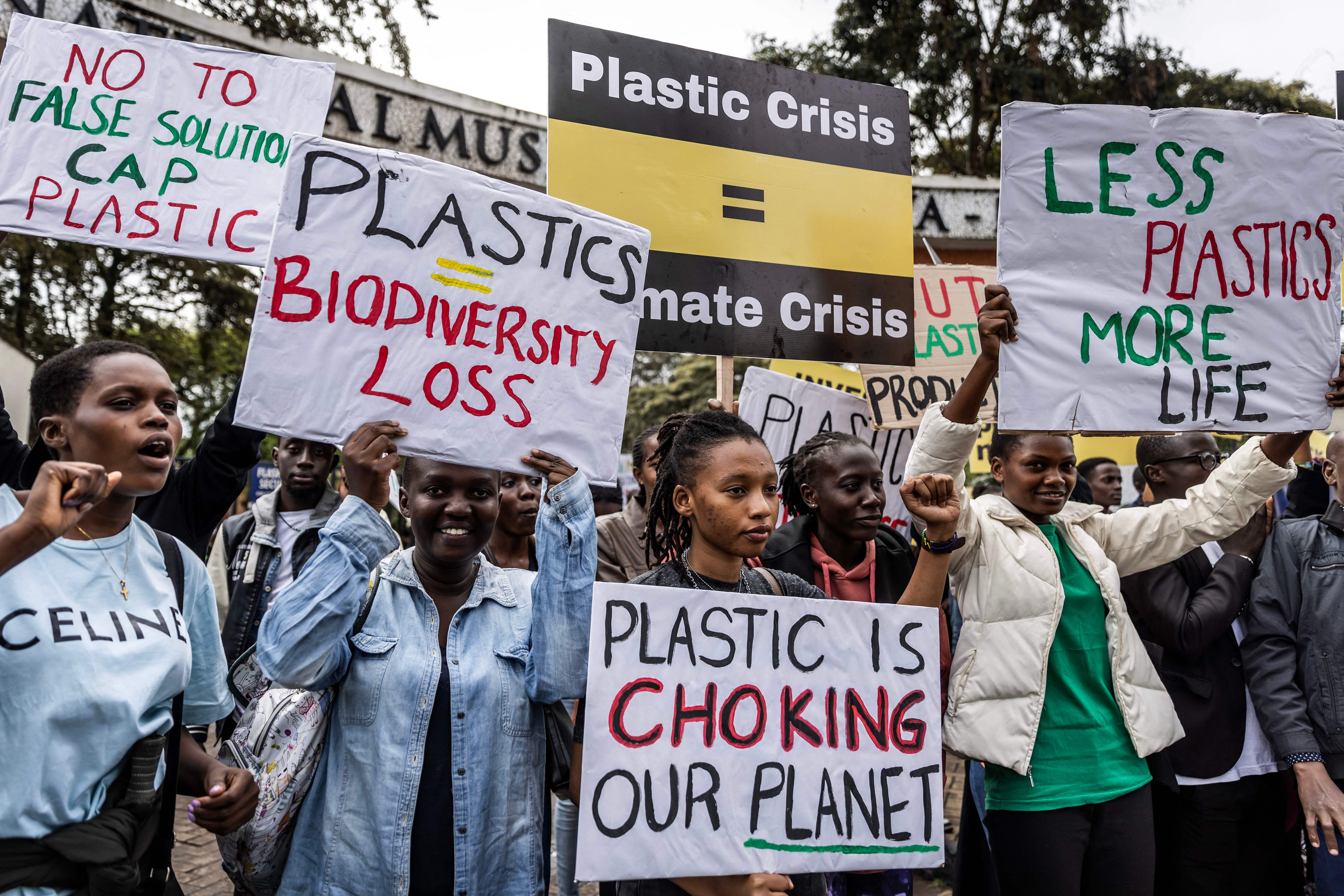 Para aktivis iklim berunjuk rasa di Nairobi Kenya, menjelang pertemuan global tentang plastik