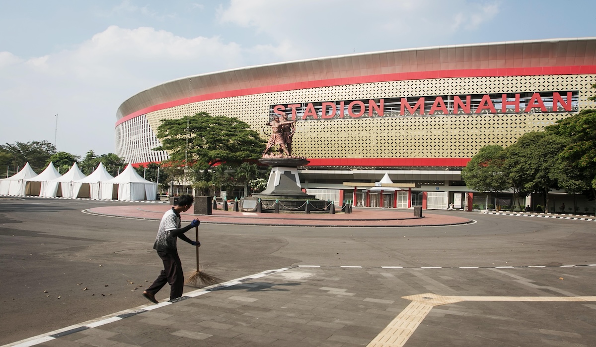 Pekerja membersihkan jalan di sekitar Stadion Manahan, Solo, Jawa Tengah yang akan digunakan untuk final Piala Dunia U-17