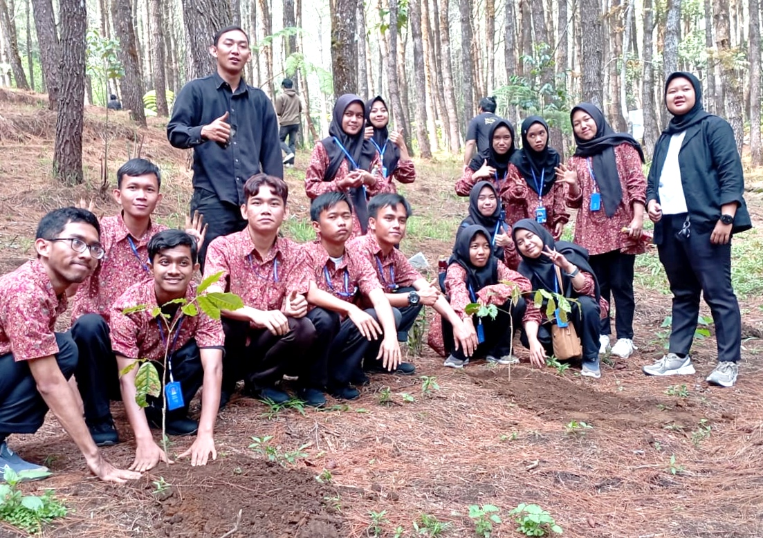 Pengurus dan anggota Gerakan untuk Kesejahteraan Tunarungu Indonesia (Gerkatin) menanam pohon di Cikole, Lembang, Bandung Barat