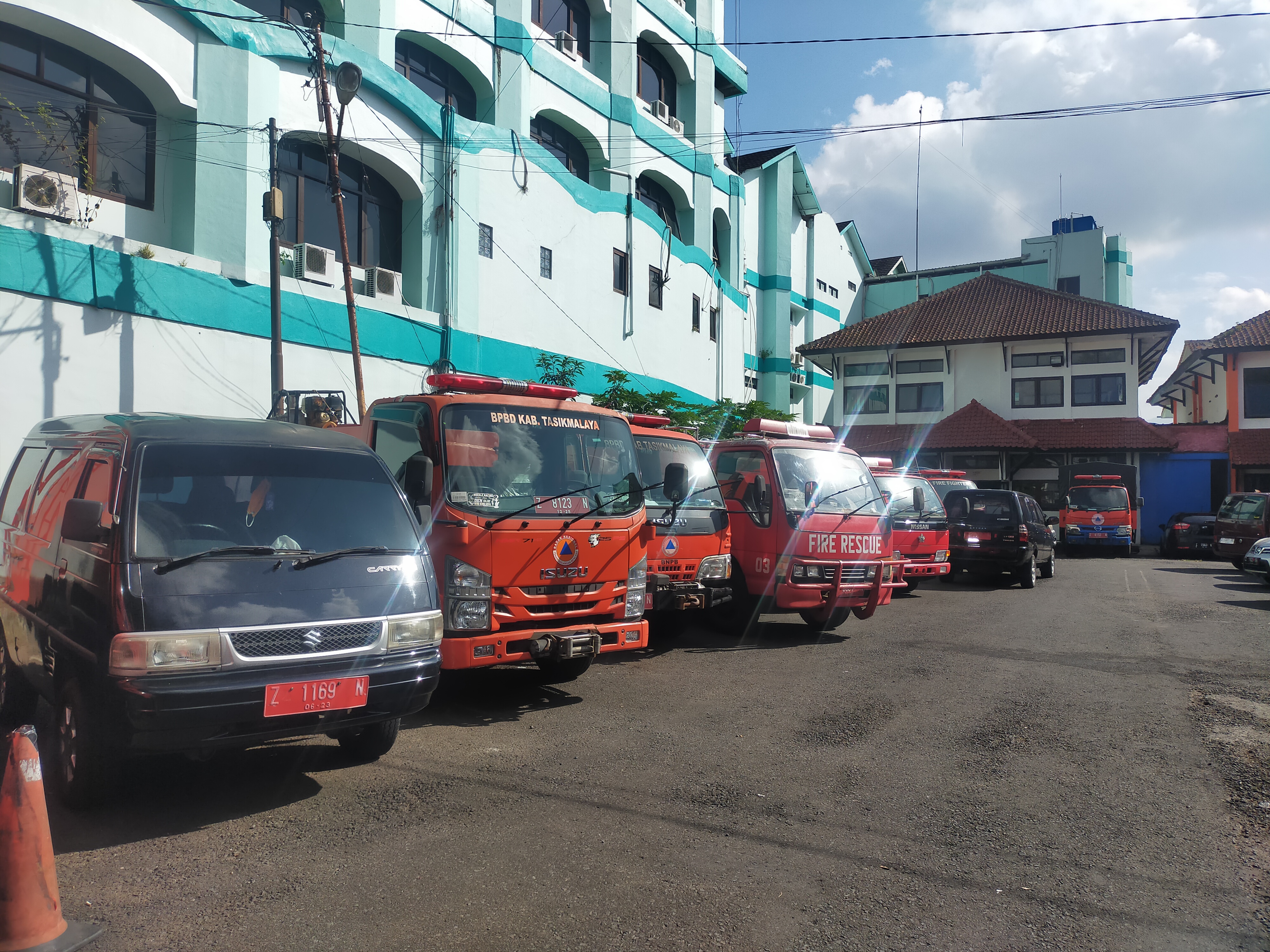 Sejumlah kendaraan operasional BPBD Kabupaten Tasikmalaya disiagakan untuk penanggulangan bencana