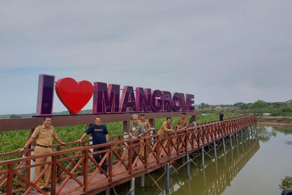 Penanaman mangrove di kawasan Pantai Ketapang, Kecamatan Mauk, Kabupaten Tangerang. 