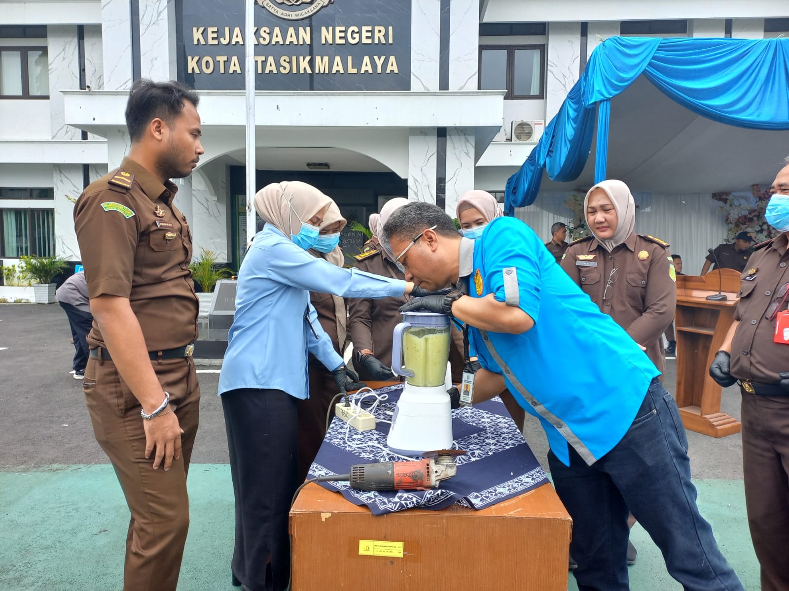Kejaksaan Negeri Kota Tasikmalaya Musnahkan Barang Bukti Kejahatan