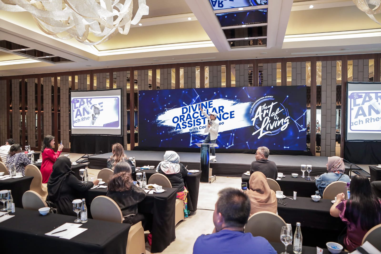 Coach Rheo mengembangkan metode penyembuhan mental yang disebut DOA Physio Psychotherapy, sistem psikoterapi yang menyasar sisi fisiologis.