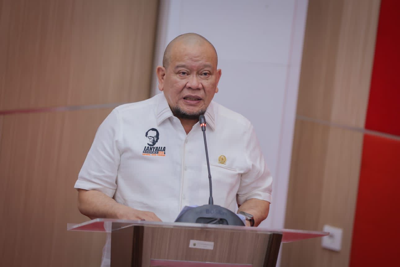 Ketua DPD RI AA LaNyalla Mahmud Mattalitti menyoroti semakin besarnya jumlah masyarakat yang terlilit pinjaman online atau pinjol. 