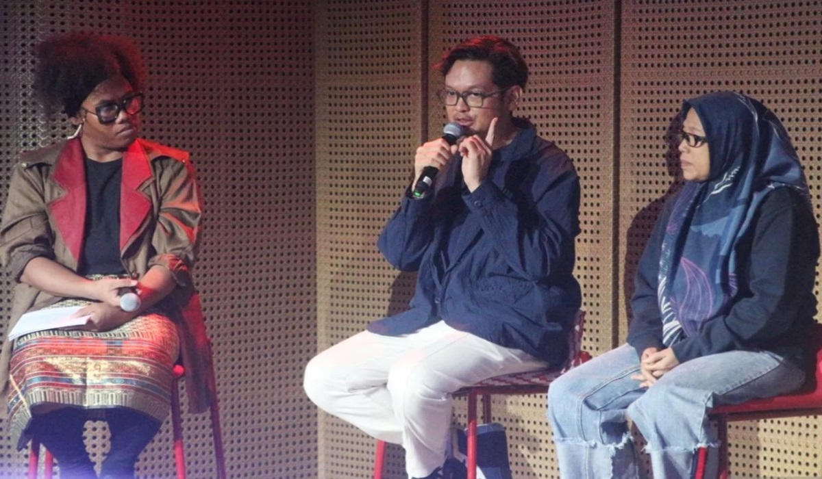 Sutradara serial drama musikal Beranak dalam Kubur Bayu Pontiagust (tengah)