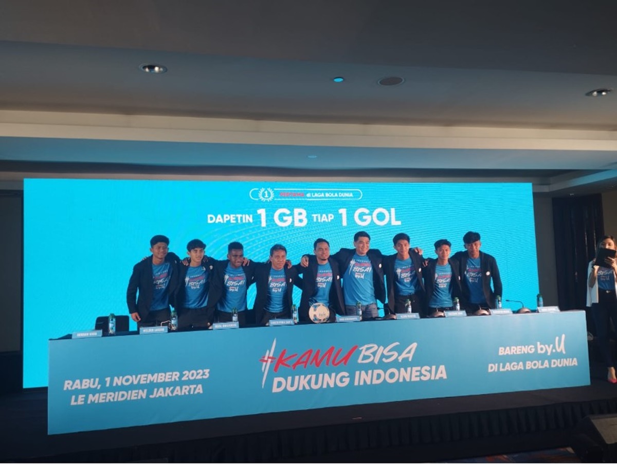 Pemain dan pelatih timnas Indonesia U-17 saat menghadiri konferensi pers By.U