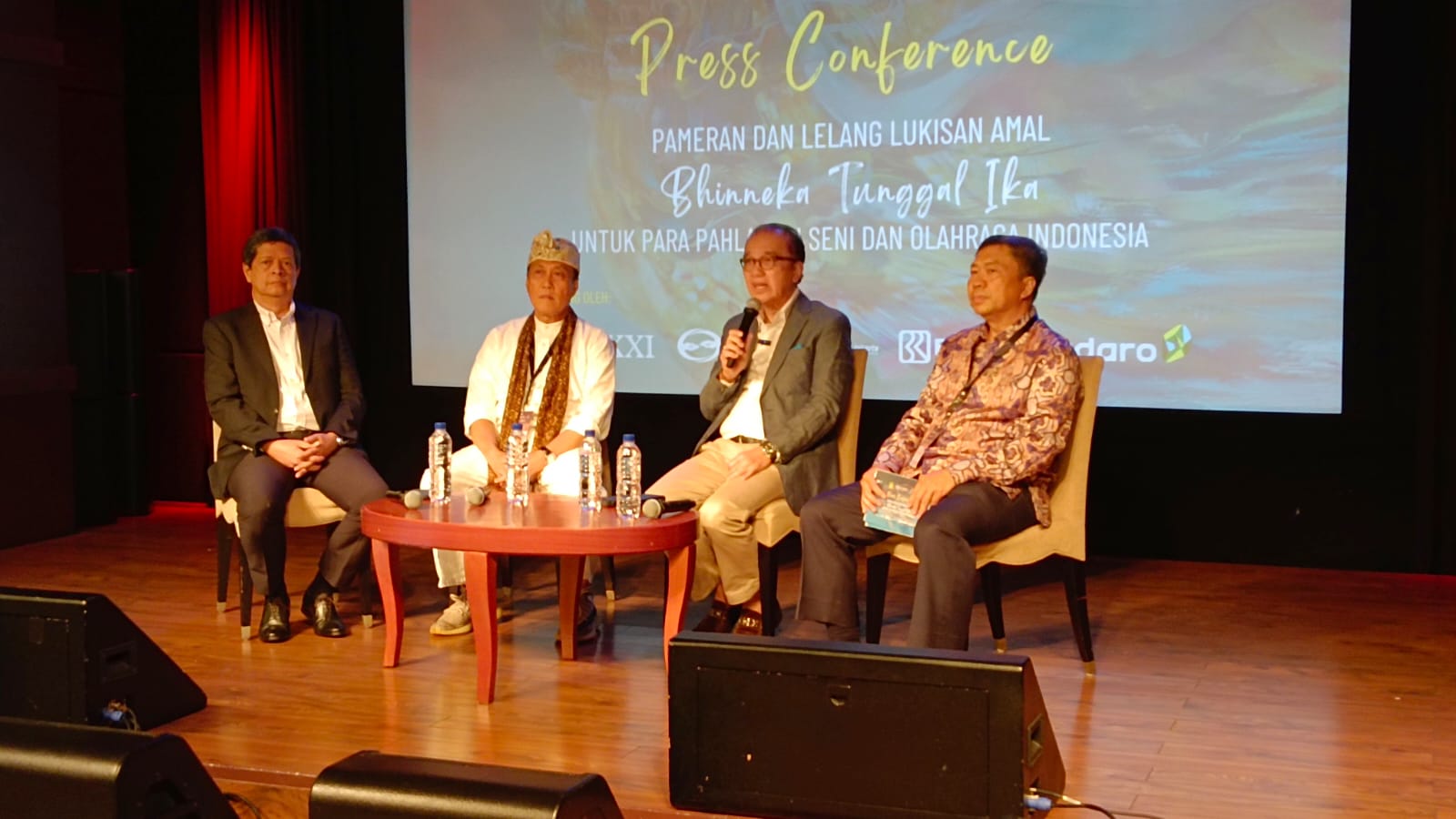 Konferensi pers pameran dan lelang lukisan amal bertema “Bhinneka Tunggal Ika”.