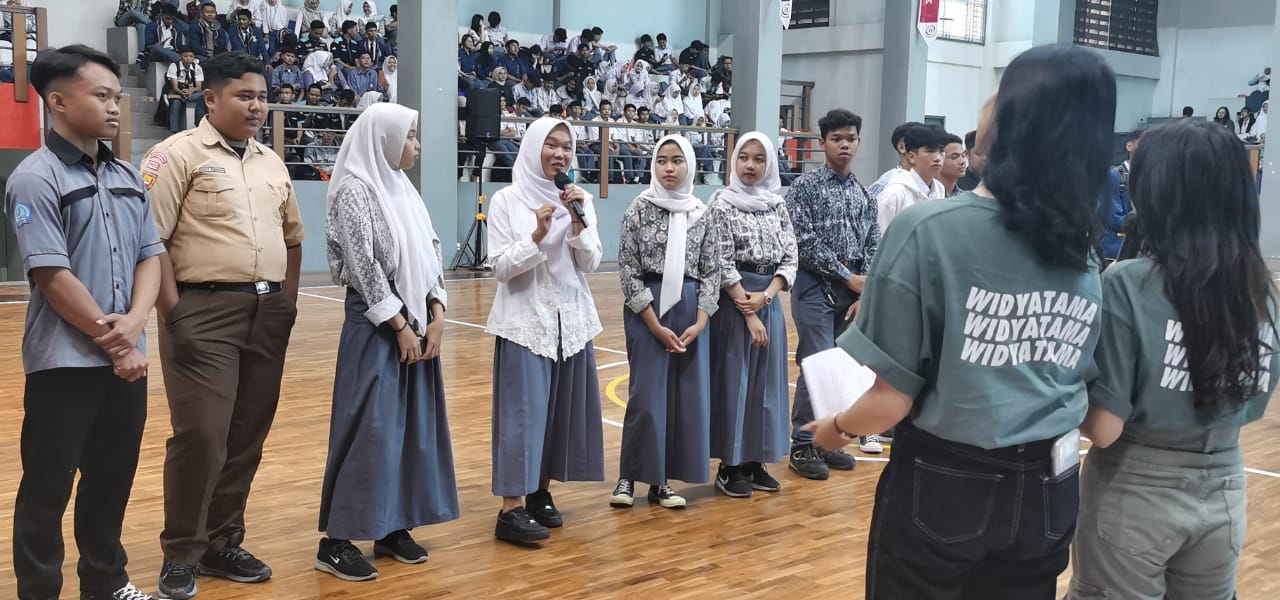 Para siswa SMA dari berbagai daerah di Jabar yang mengikuti program Trial Class “Satu Hari Menjadi Mahasiswa” di Kampus UTama, Bandung.