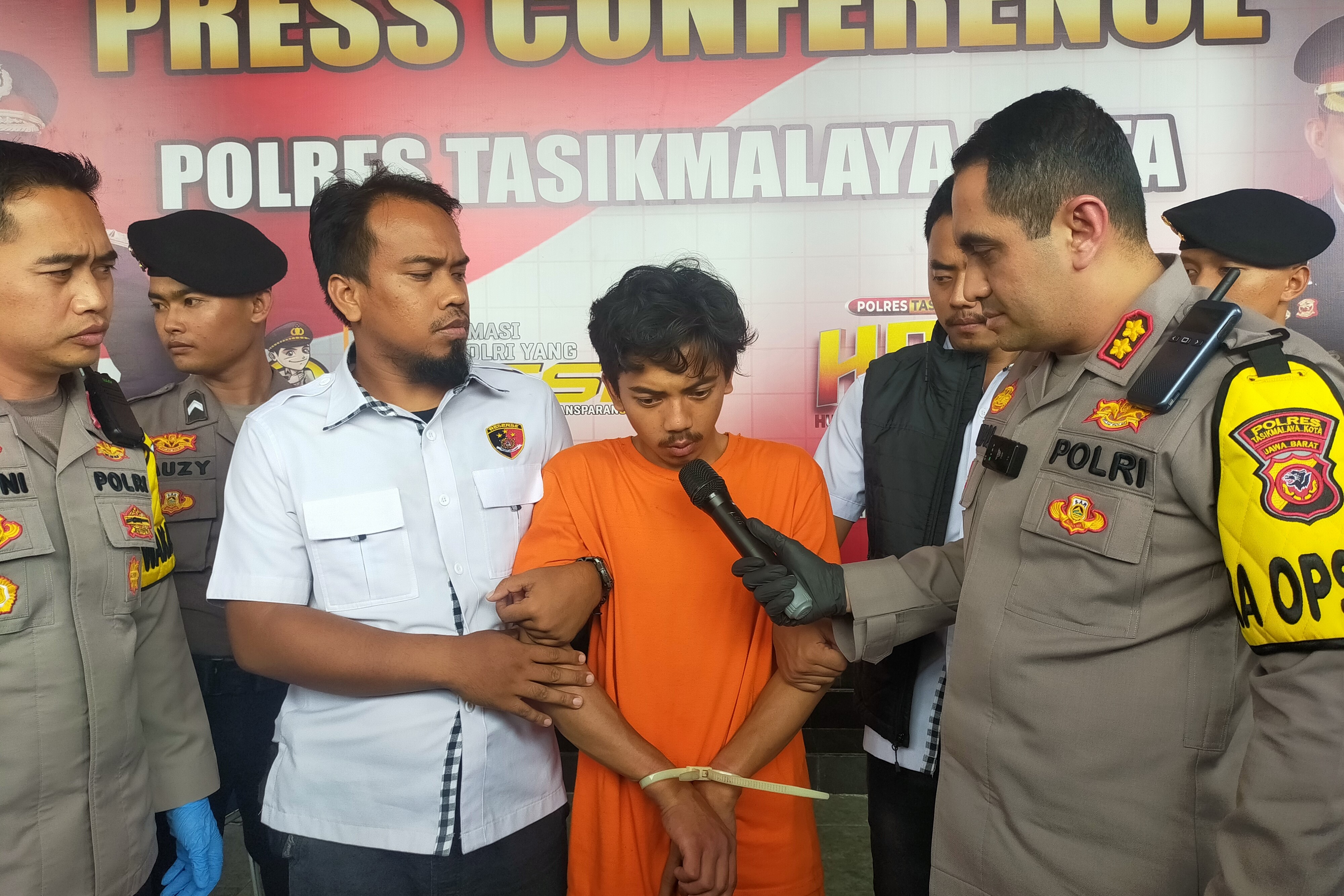 Kapolres Tasikmalaya Kota SY Zainal Abidin memperlihatkan pelaku pembunuhan pacarnya.