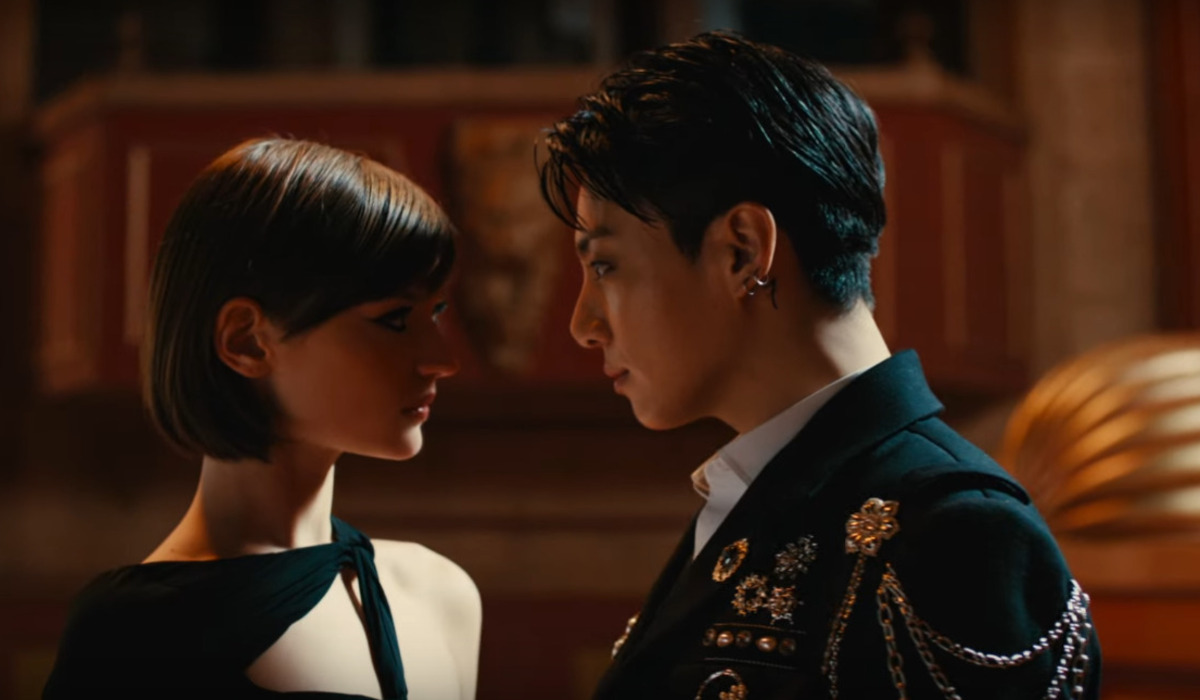 Video musik lagu Standing Next to You di album Golden Jungkook BTS.