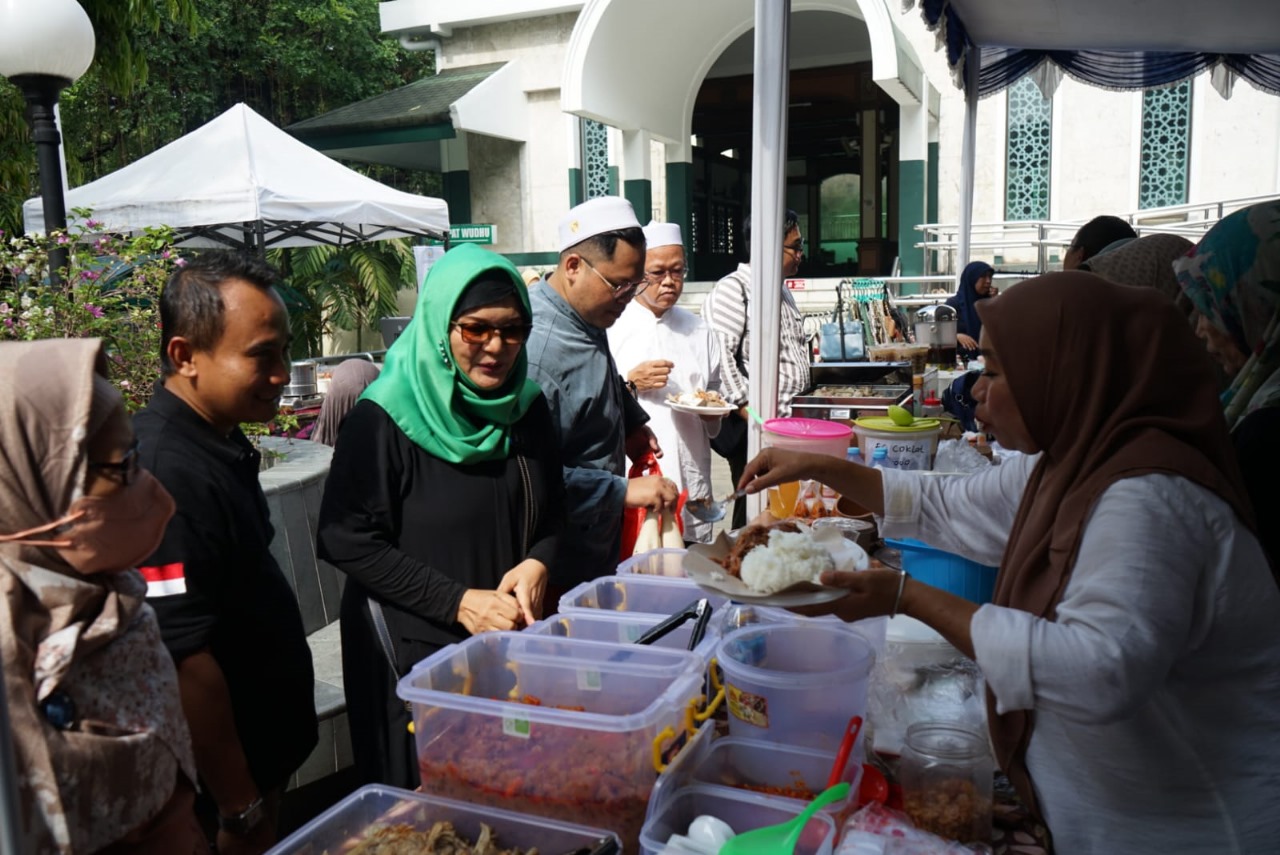 Caleg dari PPP, Ir.H.Sintawati, mengunjungi bazaar produk UMKM di Kecamatan Menteng, Jakarta Pusat, Senin (27/11).  