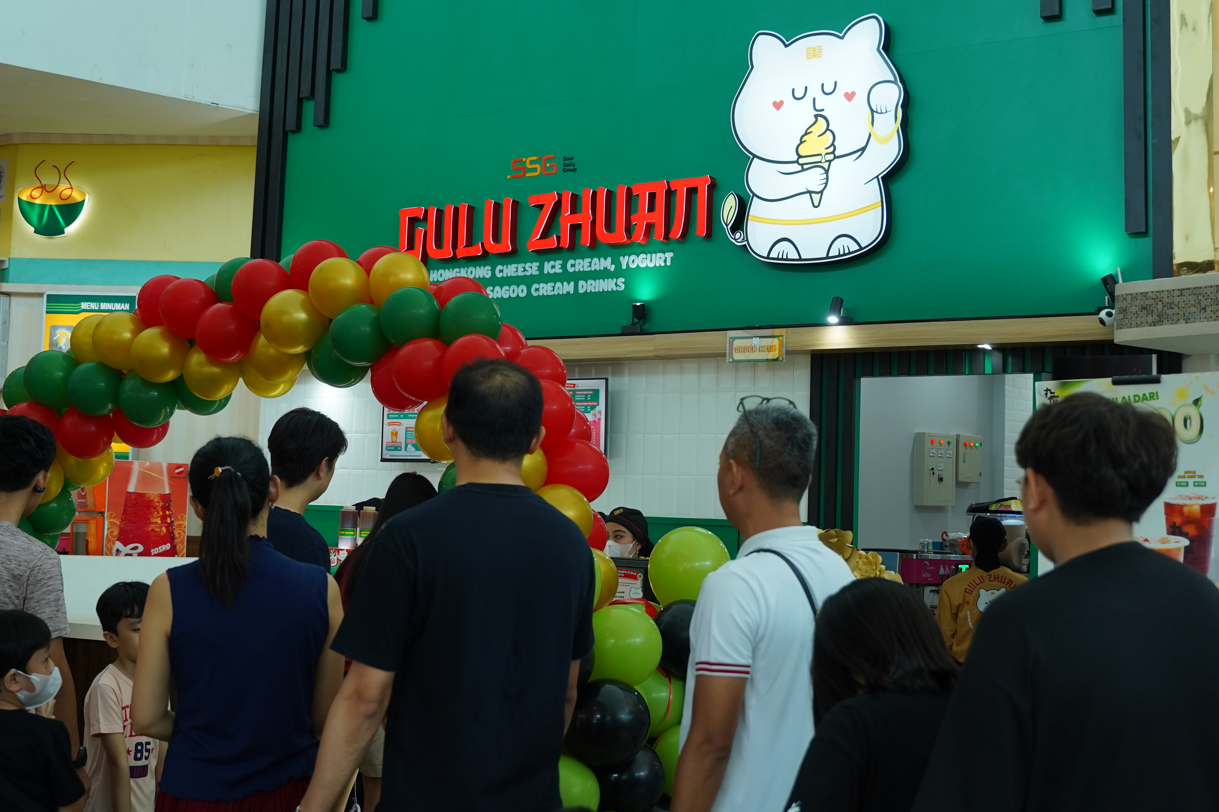 Pengunjung di outlet Gulu Zhuan di Supermall Karawaci