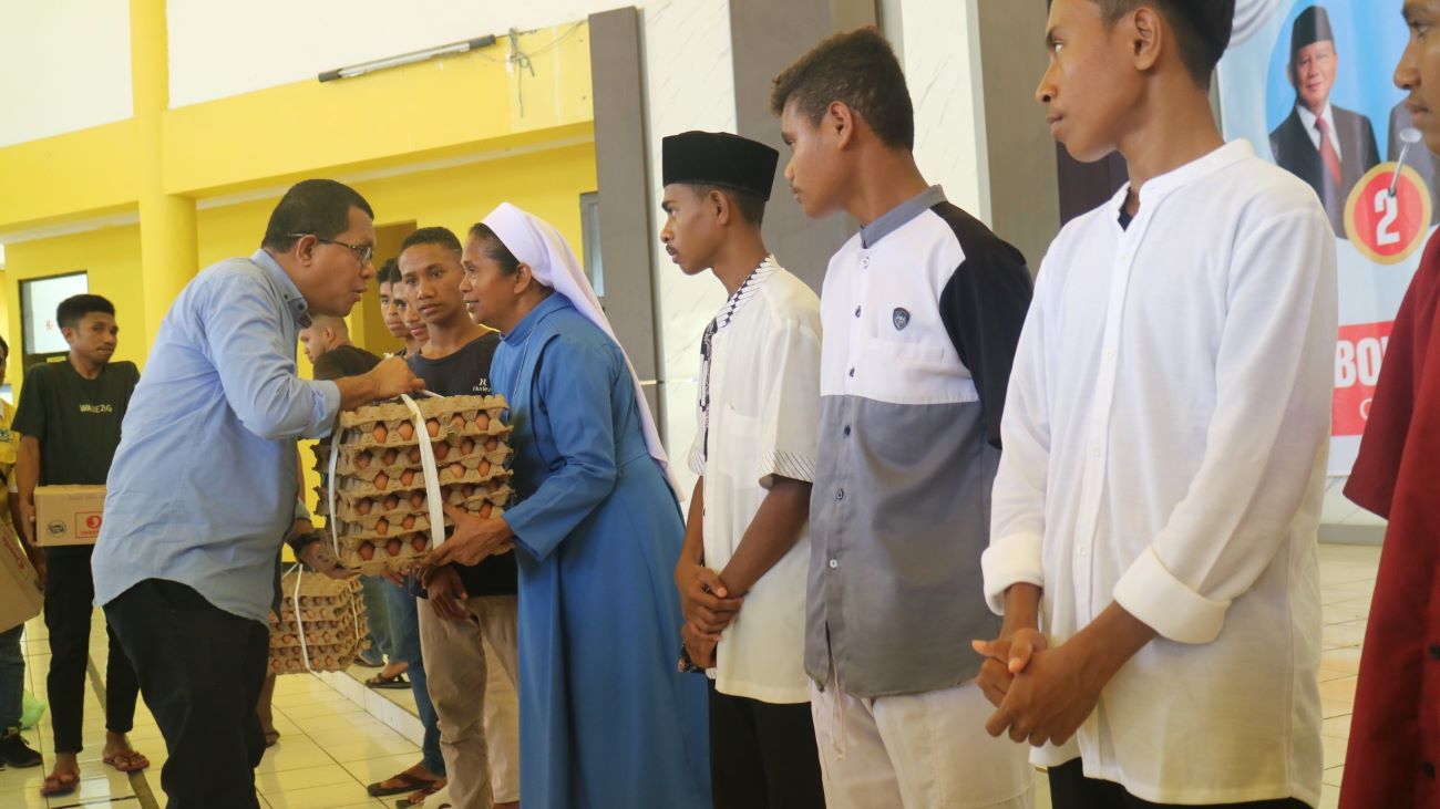 Prabowo-Gibran Bagikan Makanan untuk Anak Stunting di NTT