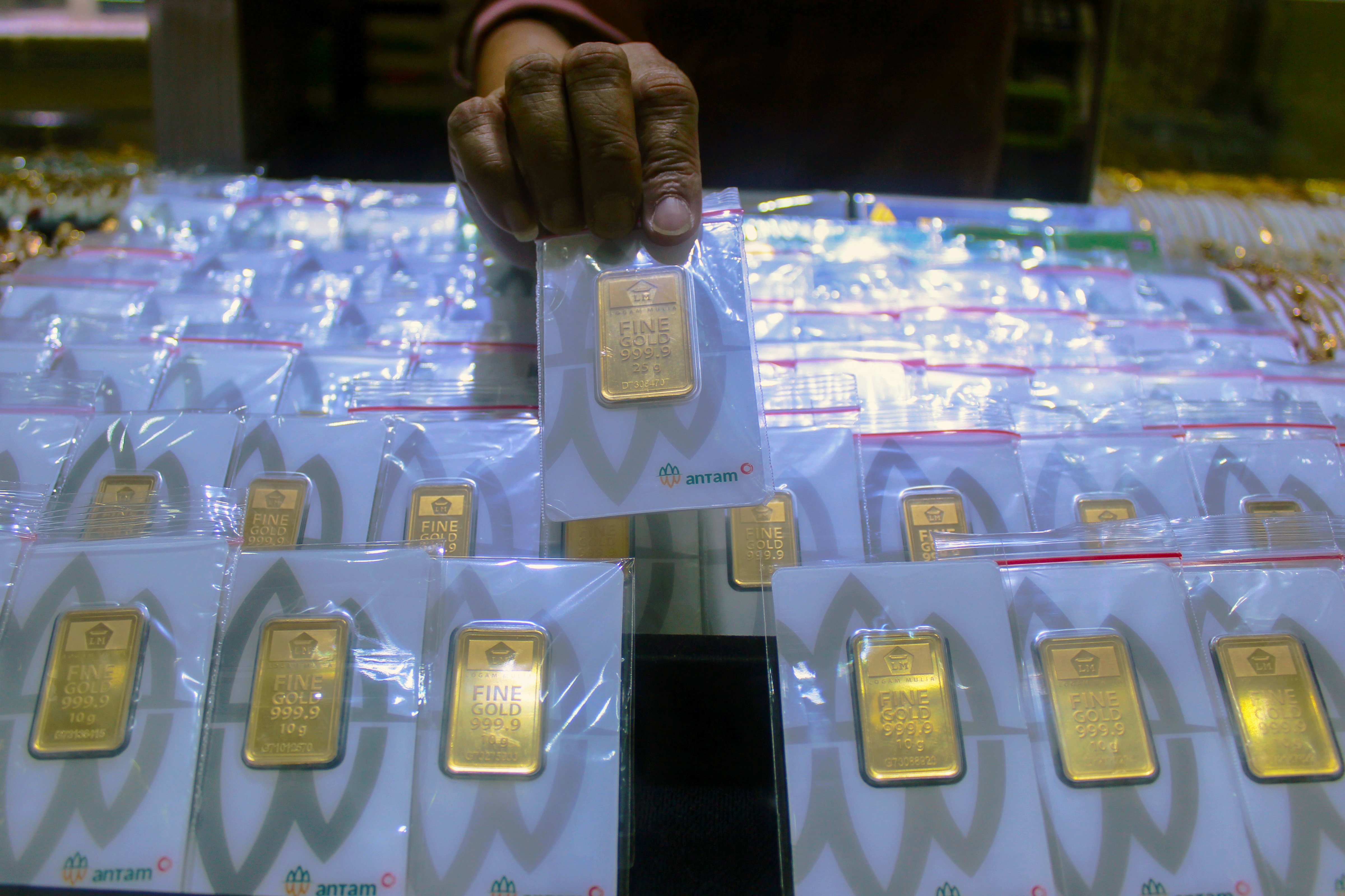 Harga Emas Antam Turun Rp4.000