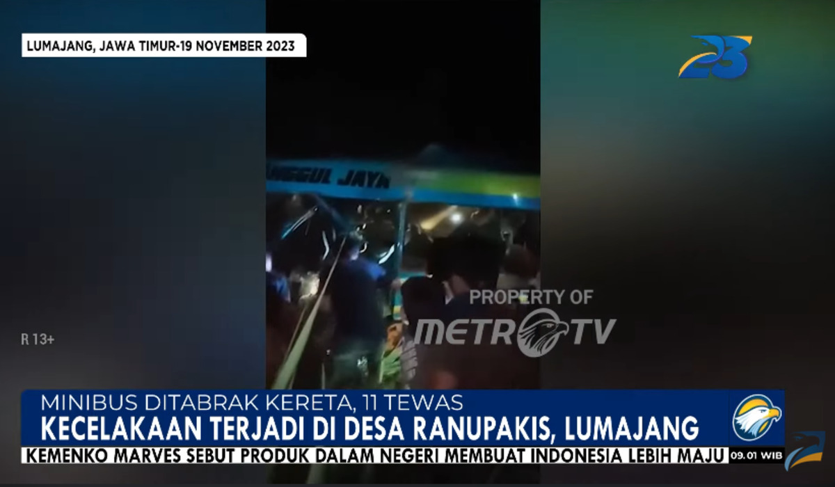 Kecelakaan yang melibatkan minibus dengan kereta api (KA) Probowangi di Lumajang, Jawa Timur.