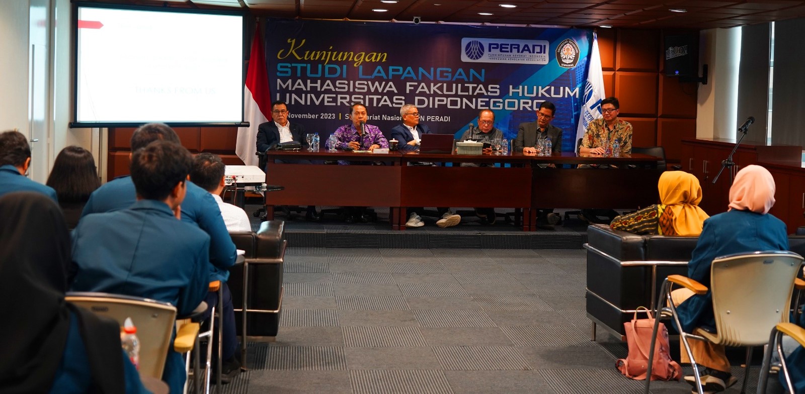 Puluhan mahasiswa FH Undip mengikuti kuliah kerja lapangan di Kantor DPN Peradi, Jakarta, Selasa (28/11).