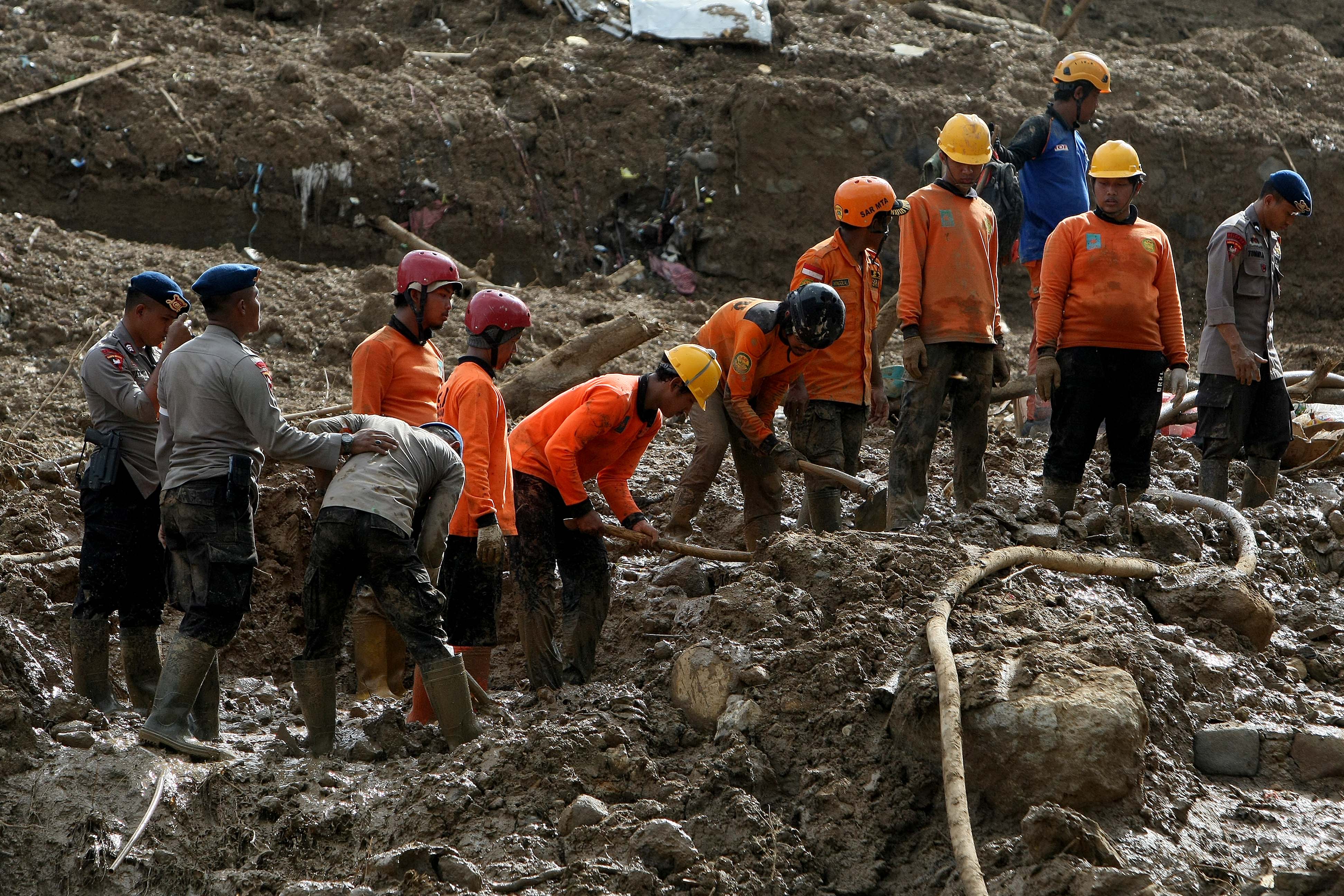  Tim Gabungan Basarnas, TNI AD dan Brimob Tim Gabungan Basarnas, TNI AD dan Brimob teerus melakukan pencarian korban yang tertimbun longsor