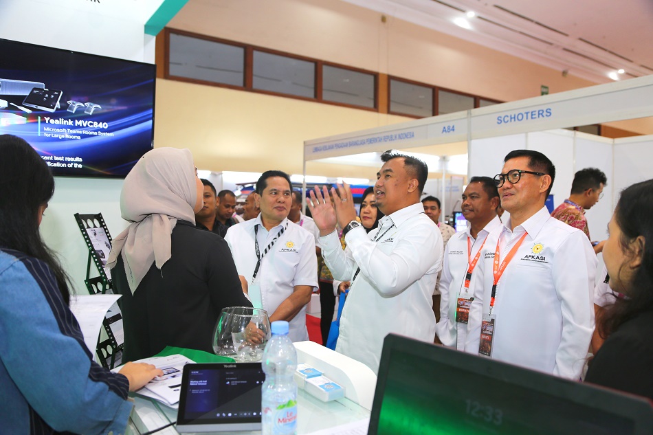 Dewan Pengurus Apkasi mengunjungi stand exhibitor pada APN 2023 yang berlangsung di JCC Jakarta, 27-28 November 2023. 