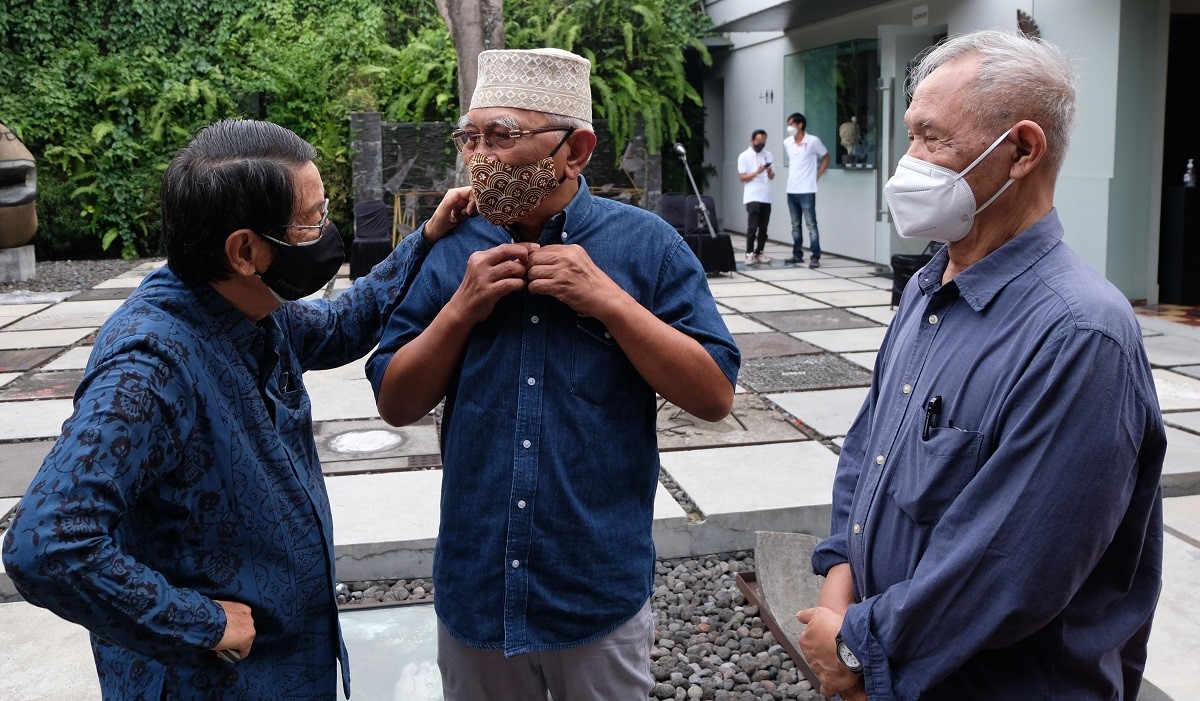 Budayawan Goenawan Mohamad (kanan) berdialog dengan budayawan Gus Mus (tengah) dan kurator seni Oei Hong Djien (23/10/2021).