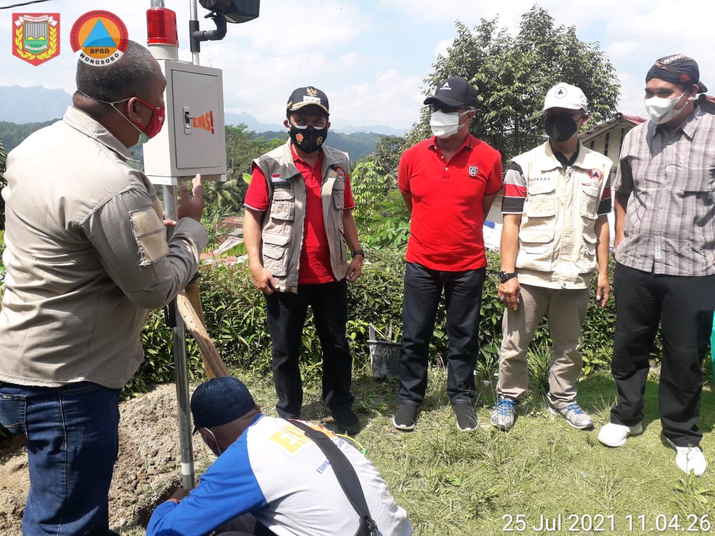 Pemasangan alat EWS sebagai peringatan dini bencana longsor di Wonosobo, Jateng.