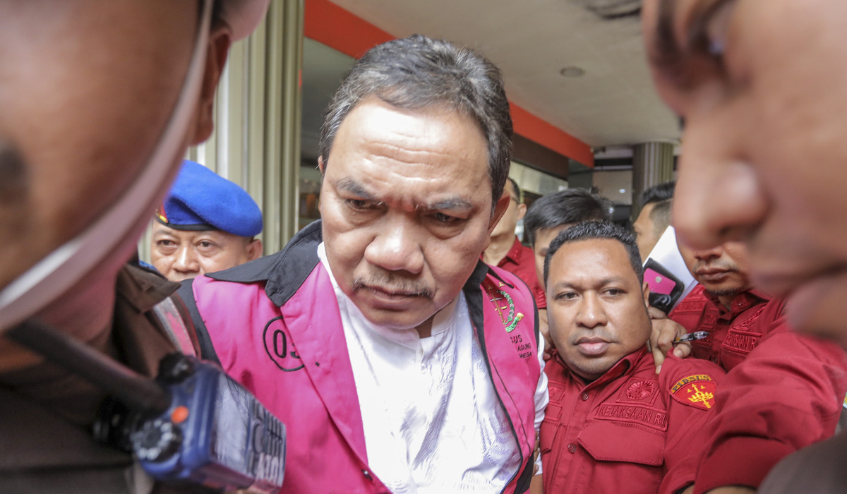 Anggota III Badan Pemeriksa Keuangan Republik Indonesia (BPK RI) Achsanul Qosasi (tengah).