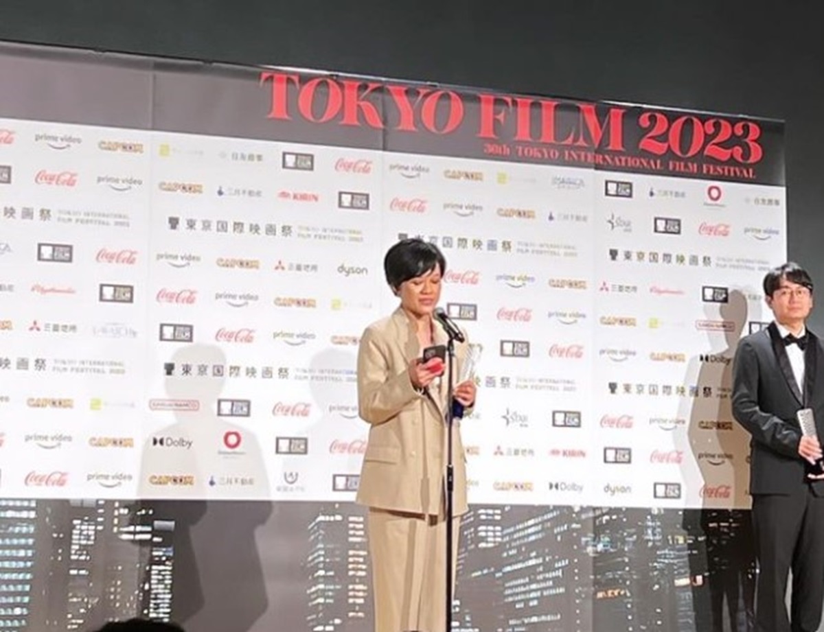 Mouly Surya saat menerima penghargaan di ajang Festival Film Internasional Tokyo